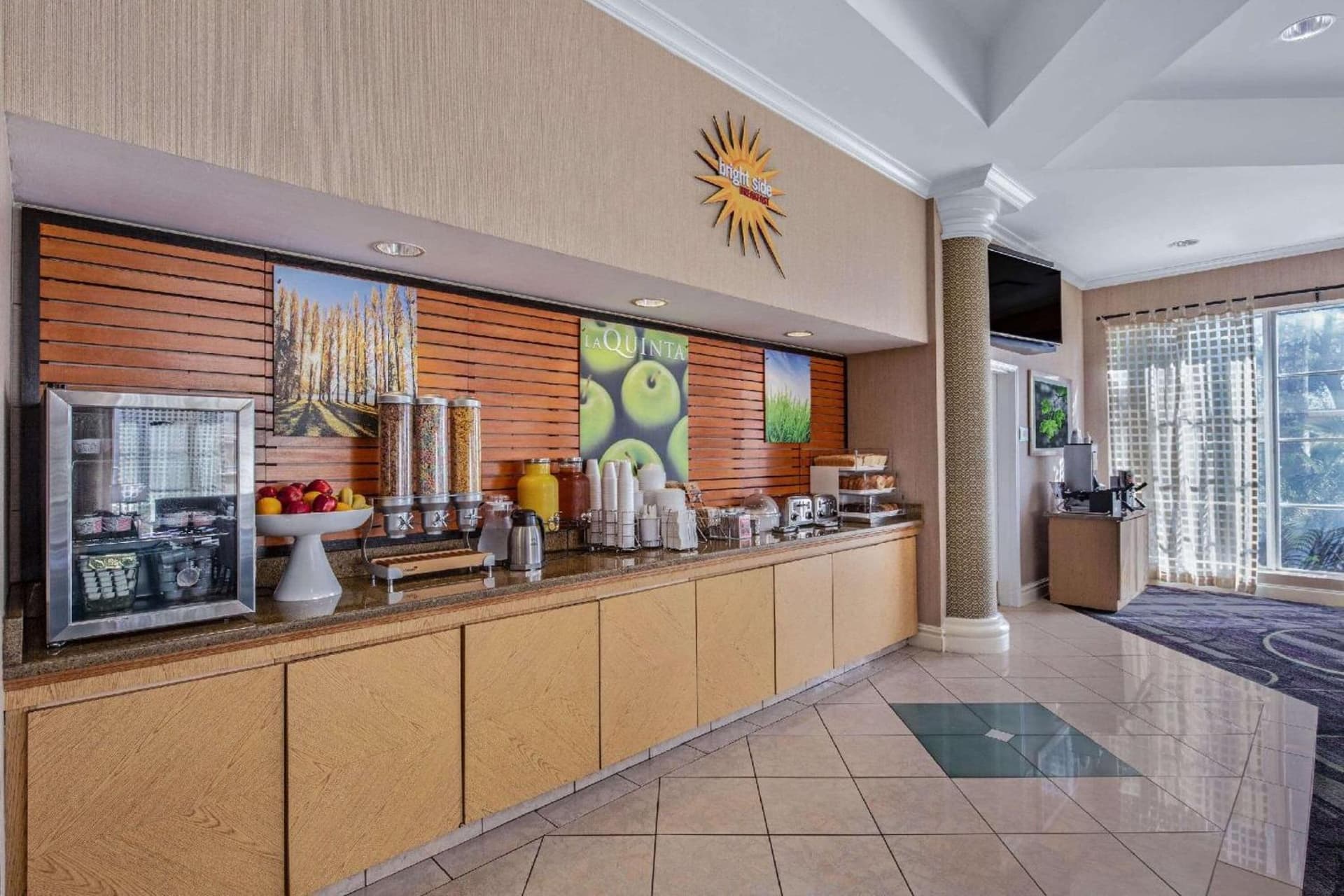 La Quinta by Wyndham Miami Airport West property views in Miami, FL — gallery photo 3