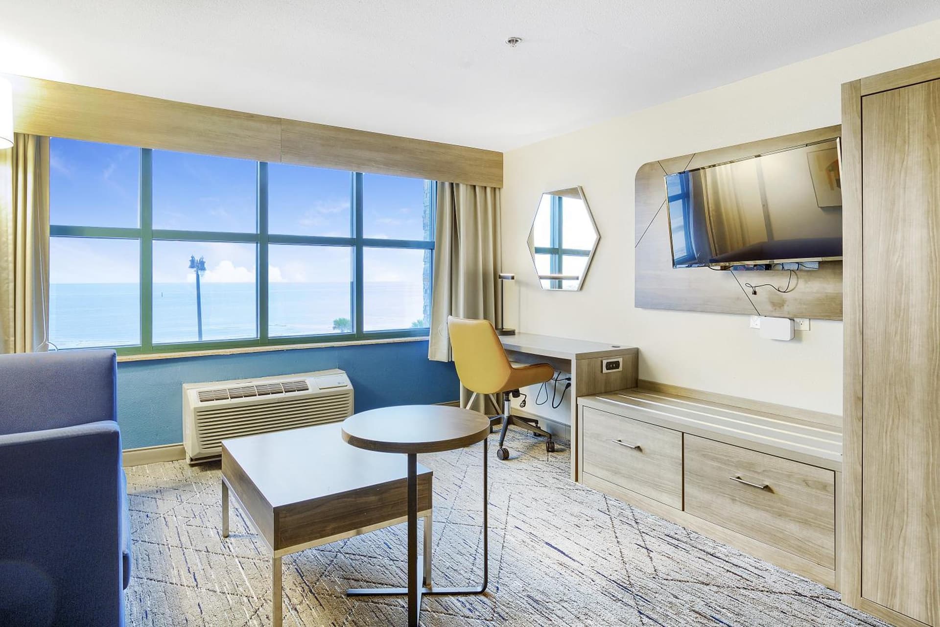 Holiday Inn Express - Gulfport Beach by IHG gallery photo in Gulfport, MS — image 12