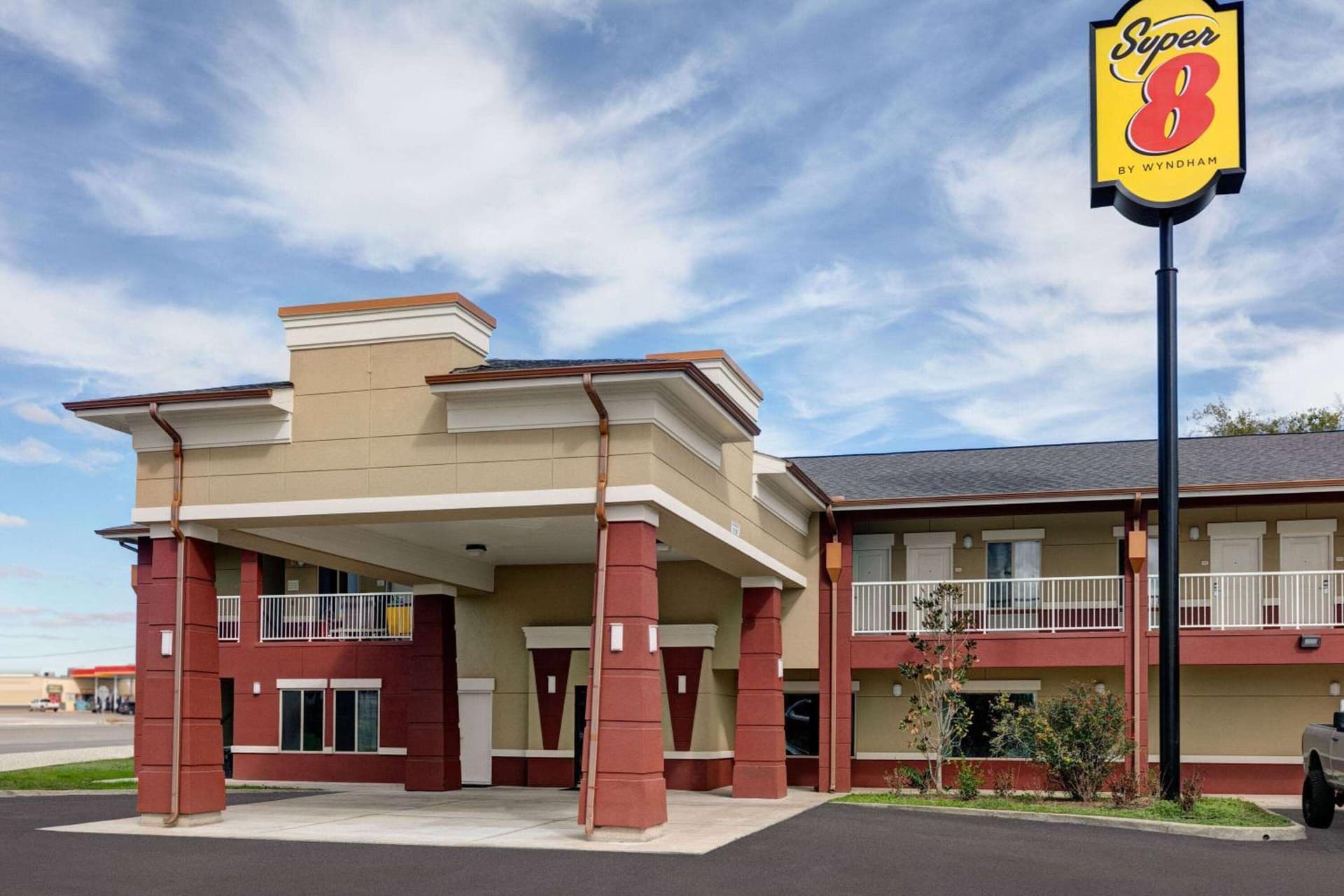 Super 8 by Wyndham Karnes City interior in Karnes City, TX — gallery photo 2