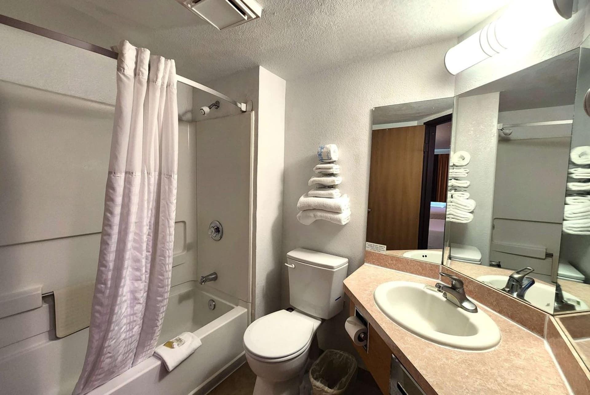 Super 8 by Wyndham Austin North/University Area gallery photo in Austin, TX — image 22