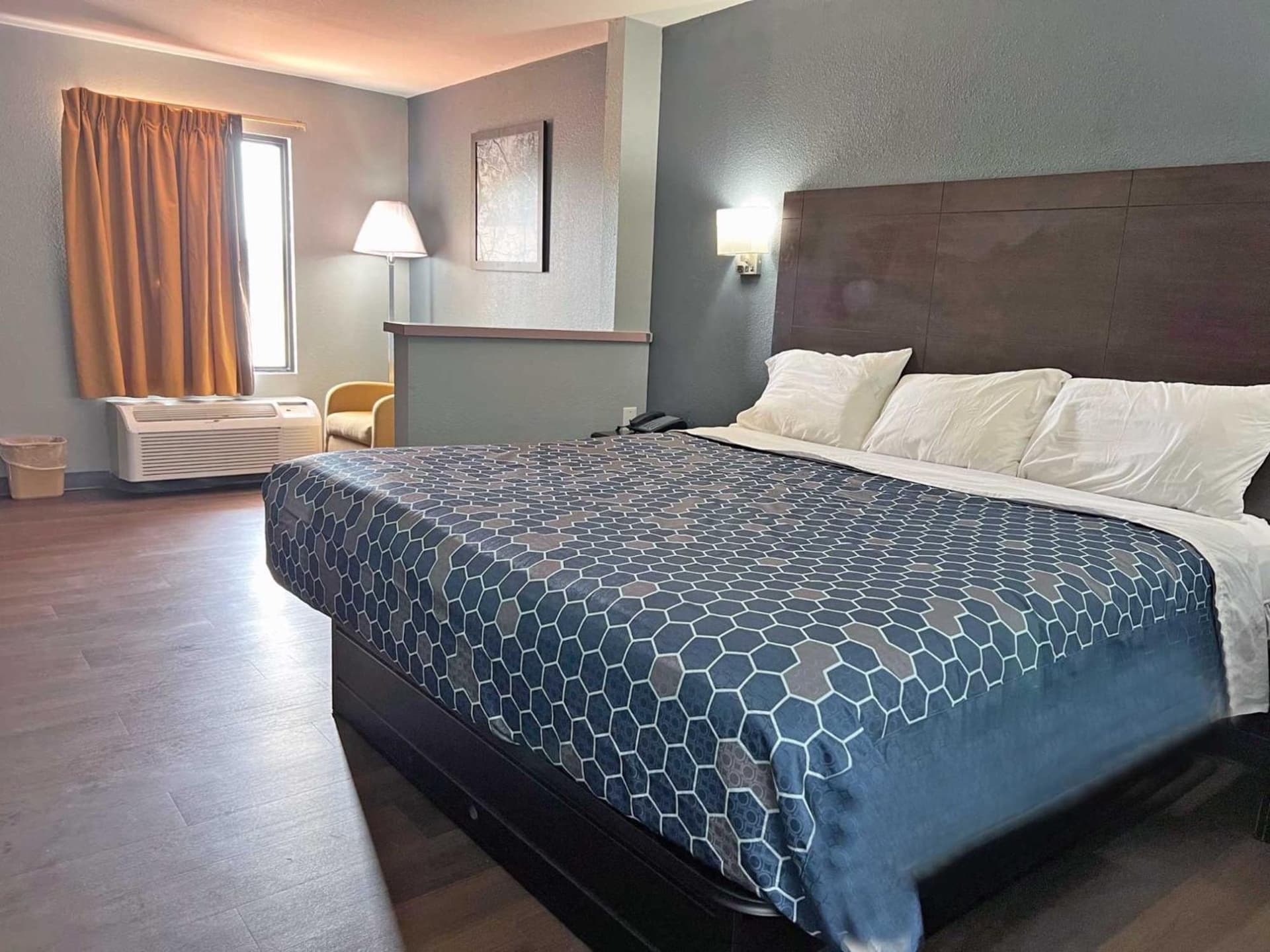 Red Carpet Inn & Suites property views in Newnan, GA — gallery photo 3