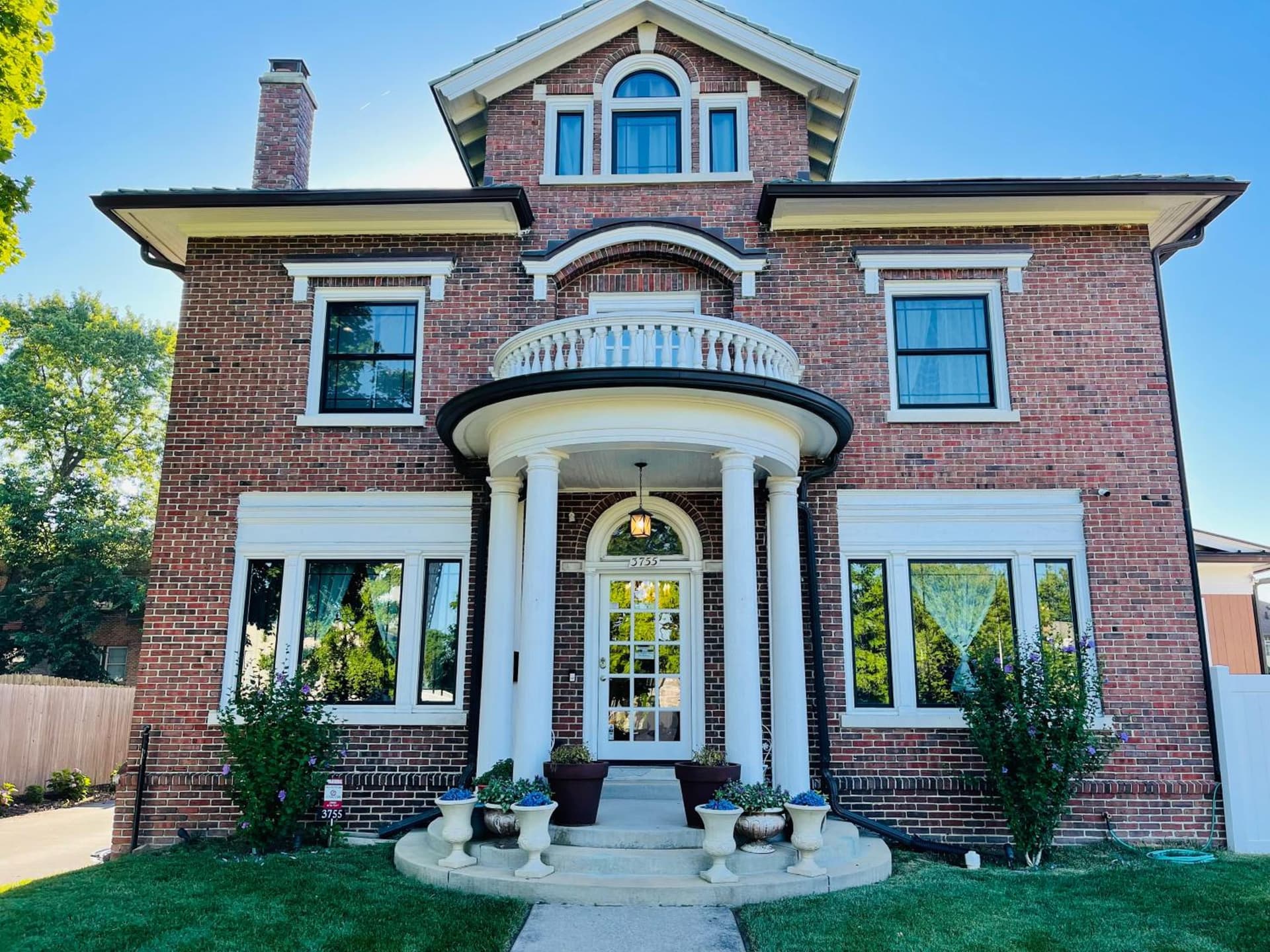 VIP Suites for Business Women, Nurses, College Moms Traveling to Indianapolis featured exterior or lobby in Indianapolis, IN — similar hotel