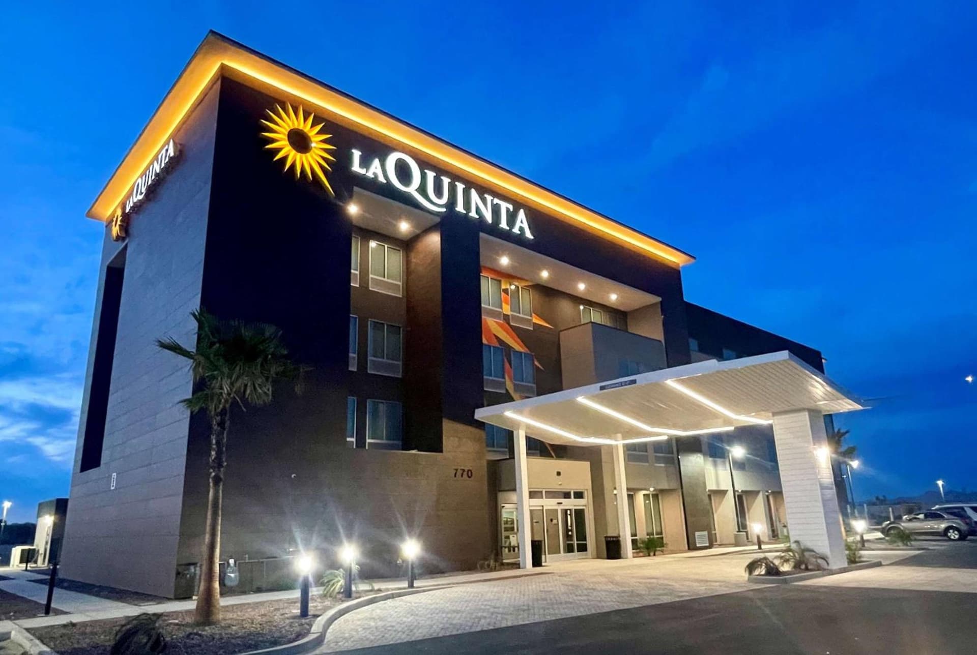 La Quinta Inn & Suites by Wyndham Yuma interior in Yuma, AZ — gallery photo 2