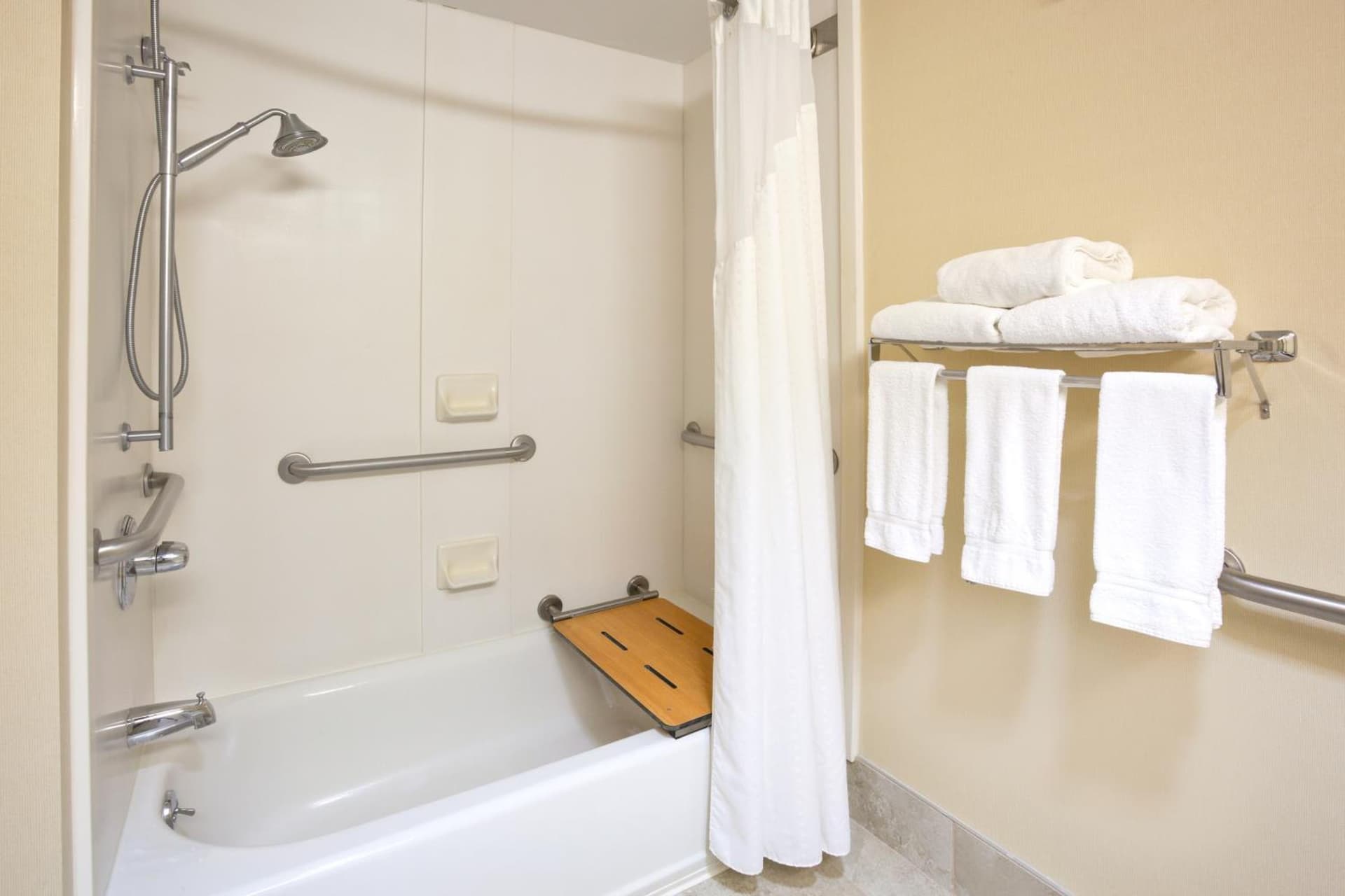 Holiday Inn Express Cedar Rapids - Collins Road by IHG gallery photo in Cedar Rapids, IA — image 42