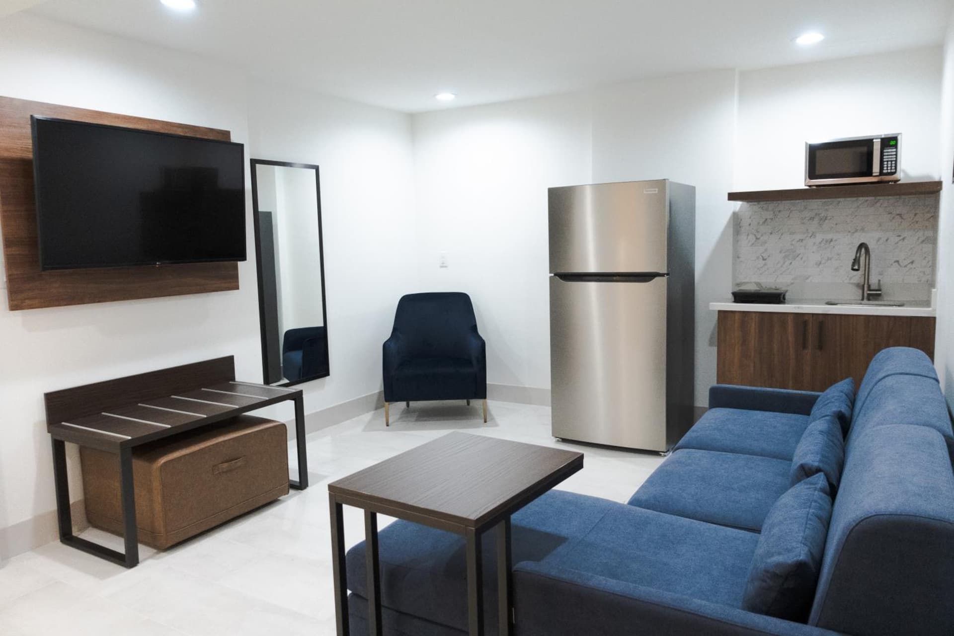 La Quinta Inn & Suites by Wyndham Pharr RGV Medical Center interior in Pharr, TX — gallery photo 2