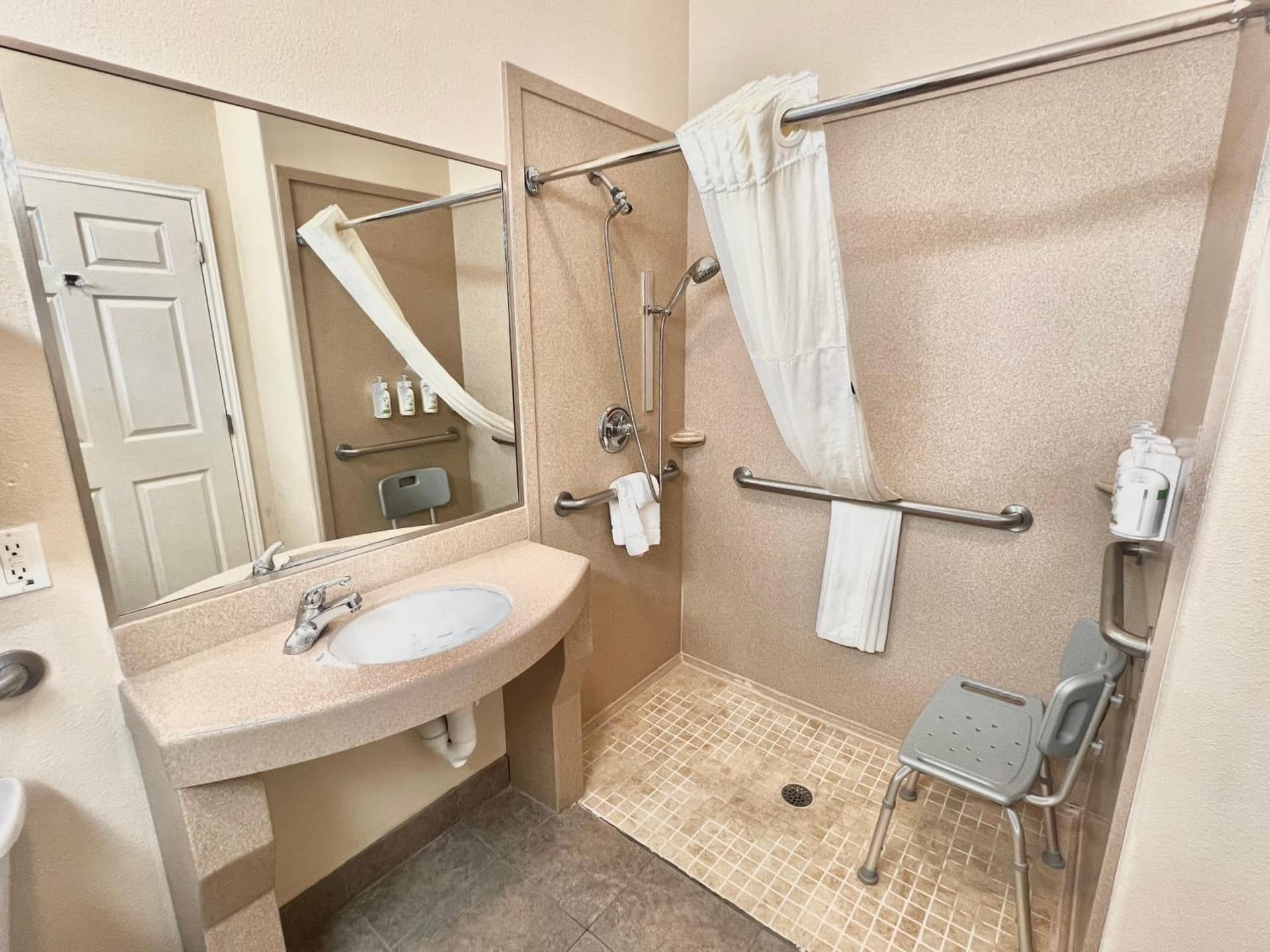 La Quinta Inn & Suites by Wyndham Pharr RGV Medical Center gallery photo in Pharr, TX — image 8