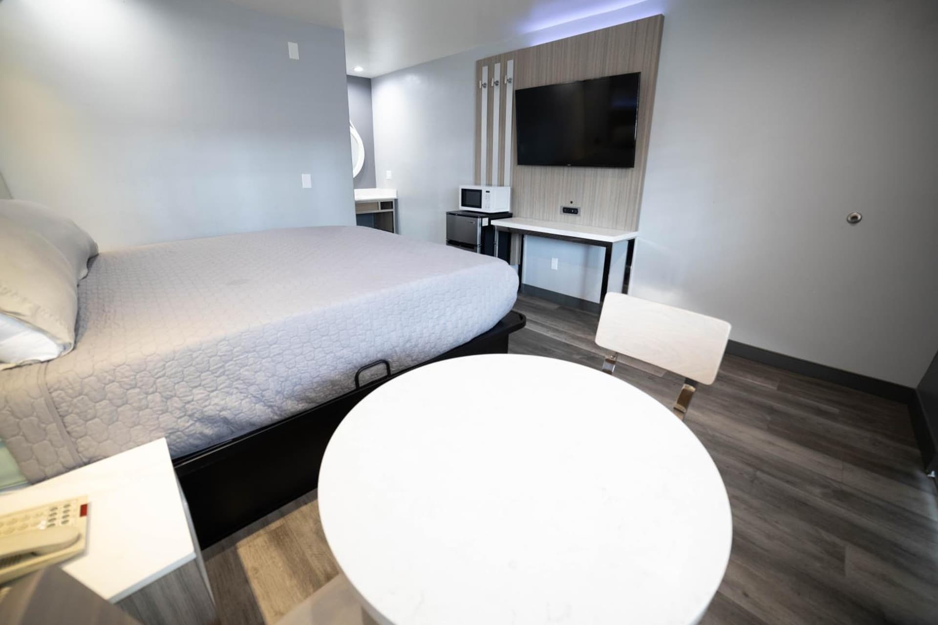 Palms Motel interior in Pico Rivera, CA — gallery photo 2