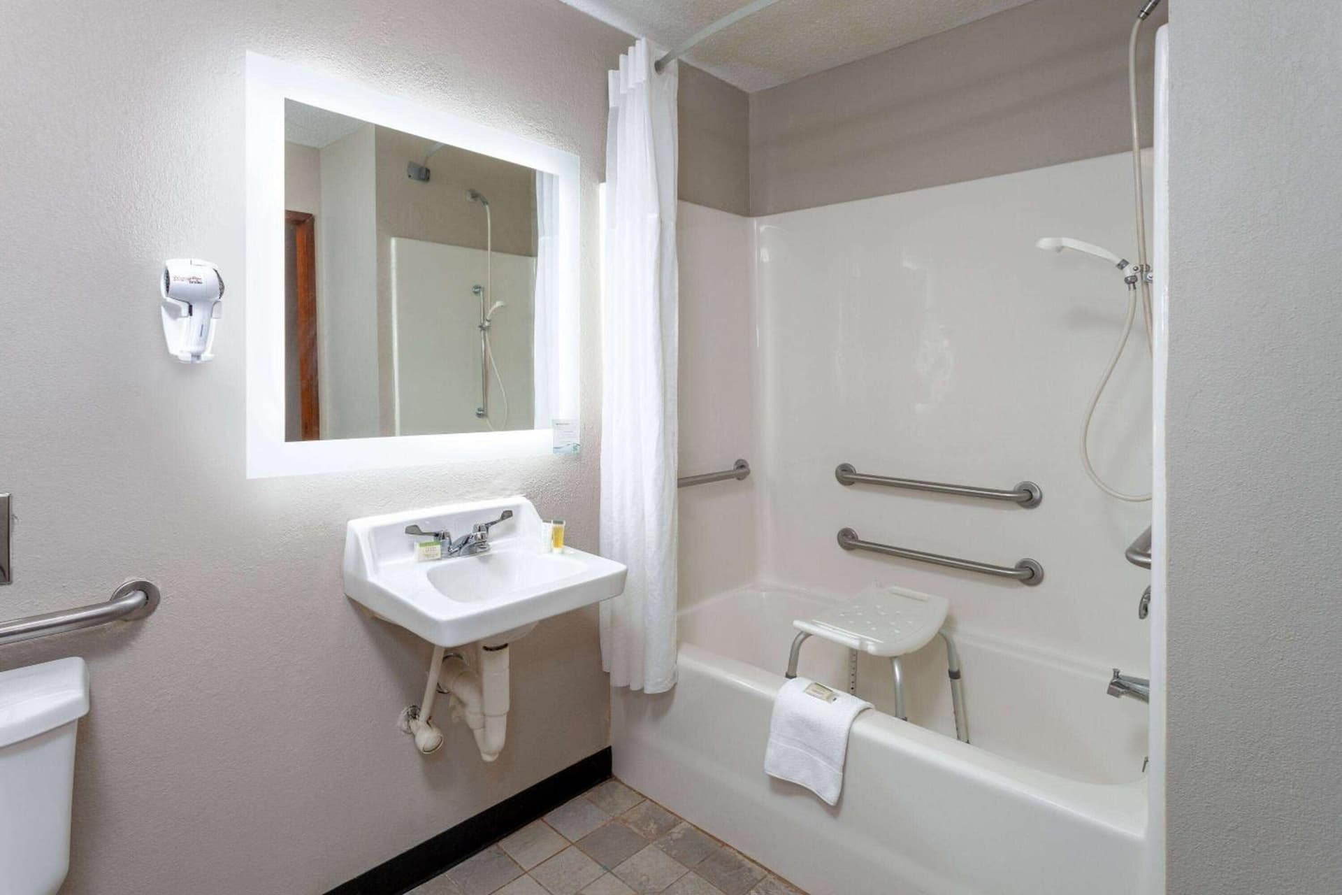 Days Inn by Wyndham Wooster gallery photo in Wooster, OH — image 43