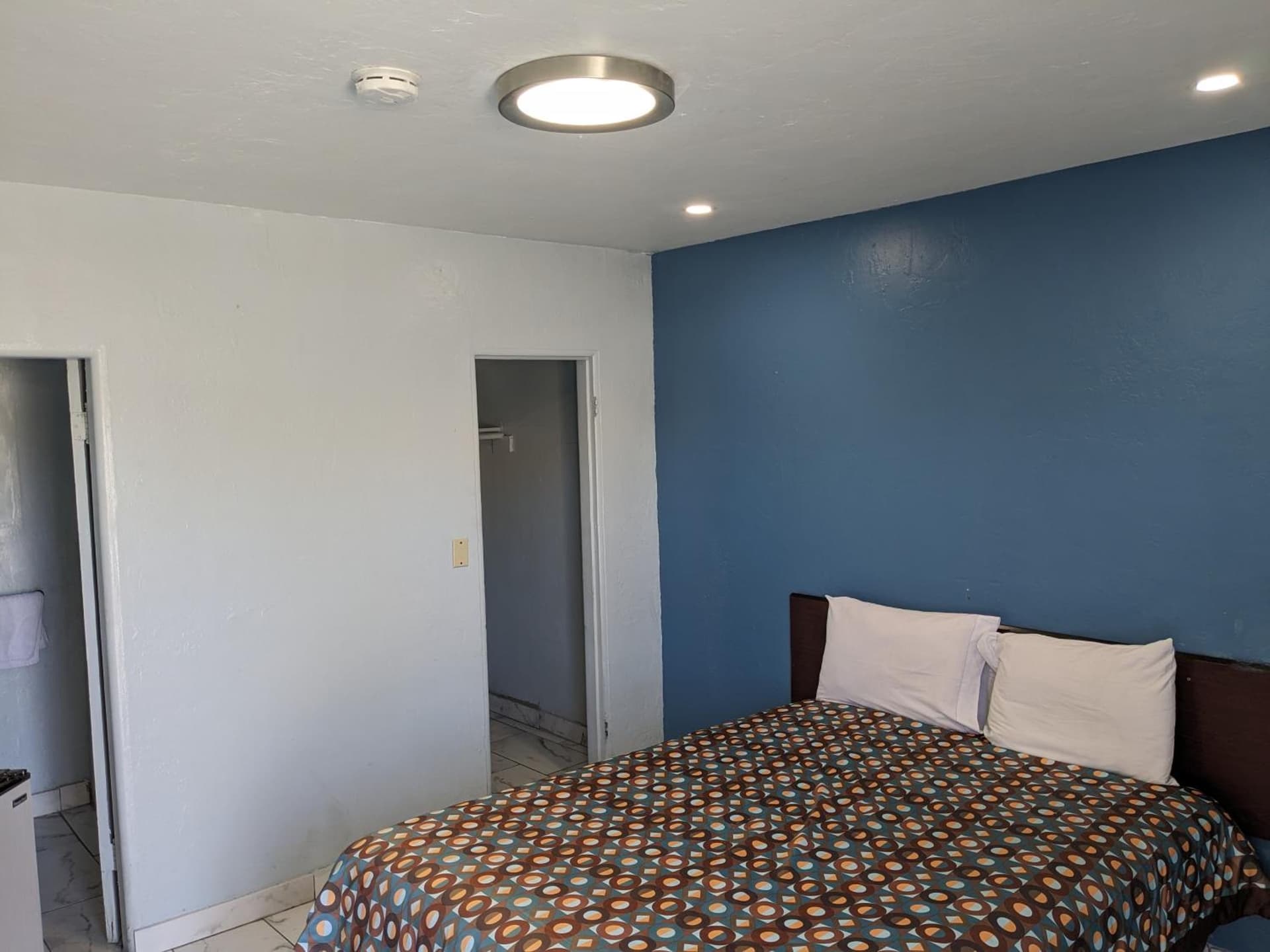 Green spot motel interior in Victorville, CA — gallery photo 2