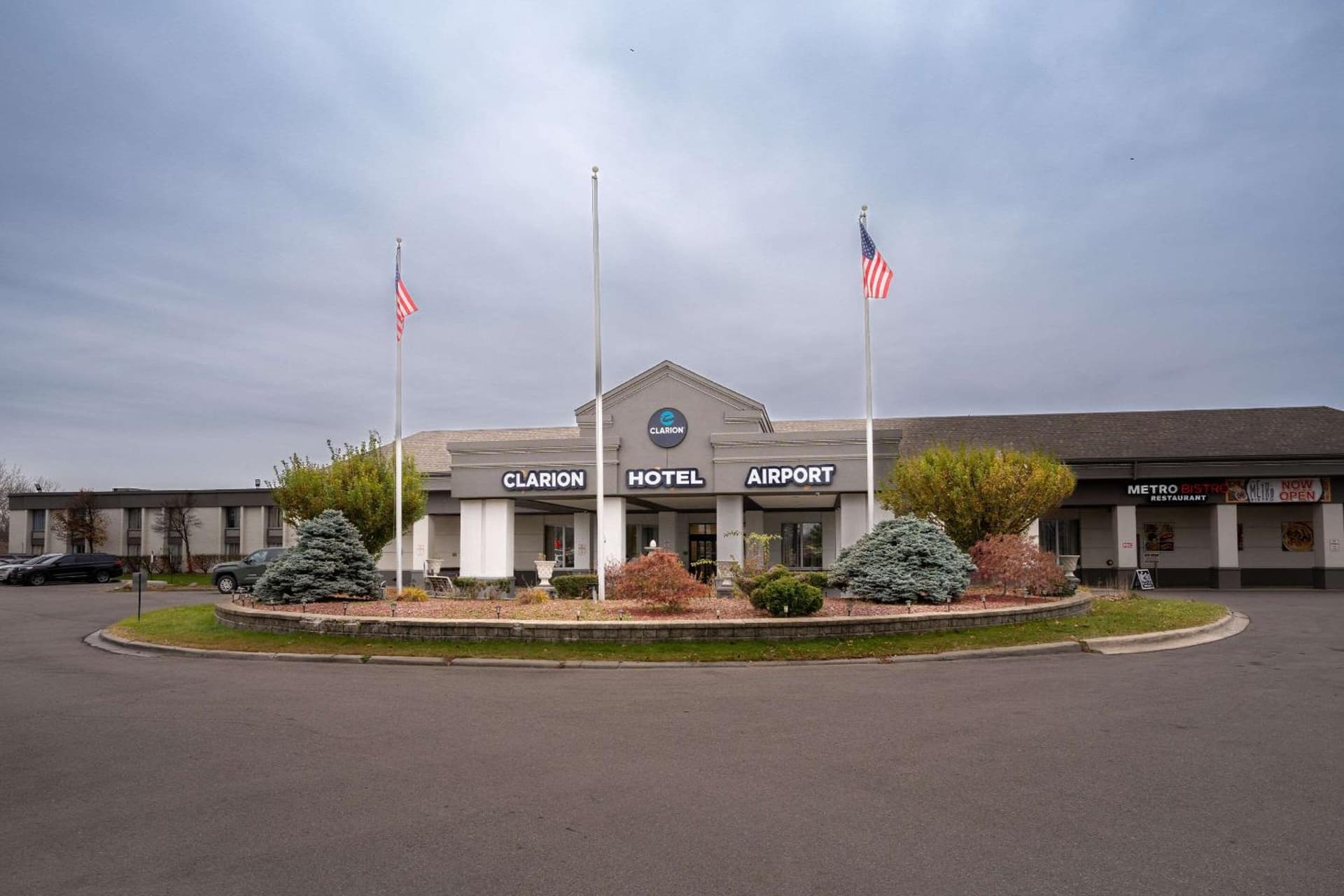 Clarion Hotel Detroit Metro Airport interior in Romulus, MI — gallery photo 2
