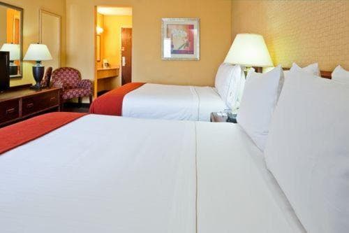 Holiday Inn Express Hotel Fort Campbell-Oak Grove by IHG interior in Oak Grove, KY — gallery photo 2