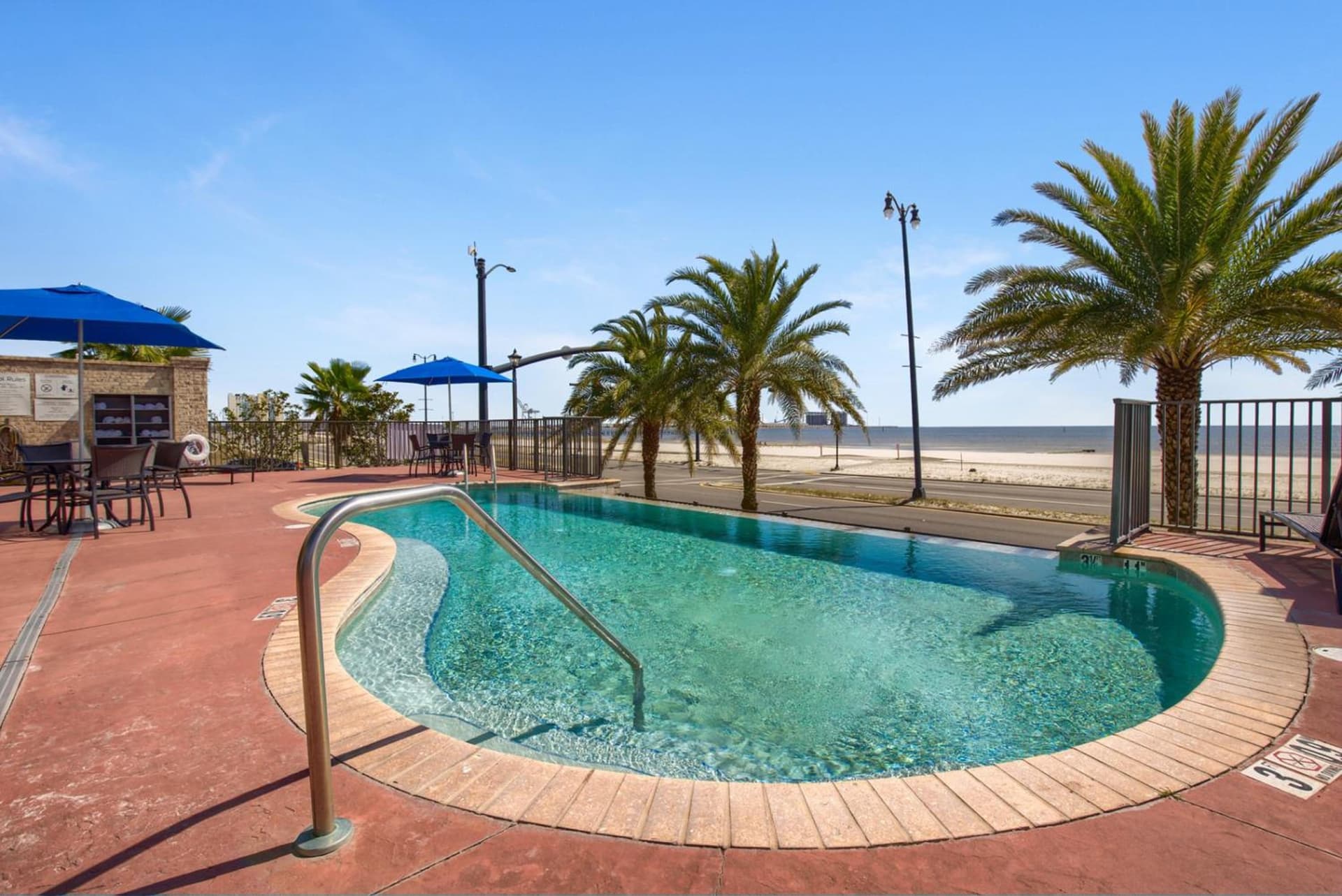 Holiday Inn Express - Gulfport Beach by IHG interior in Gulfport, MS — gallery photo 2