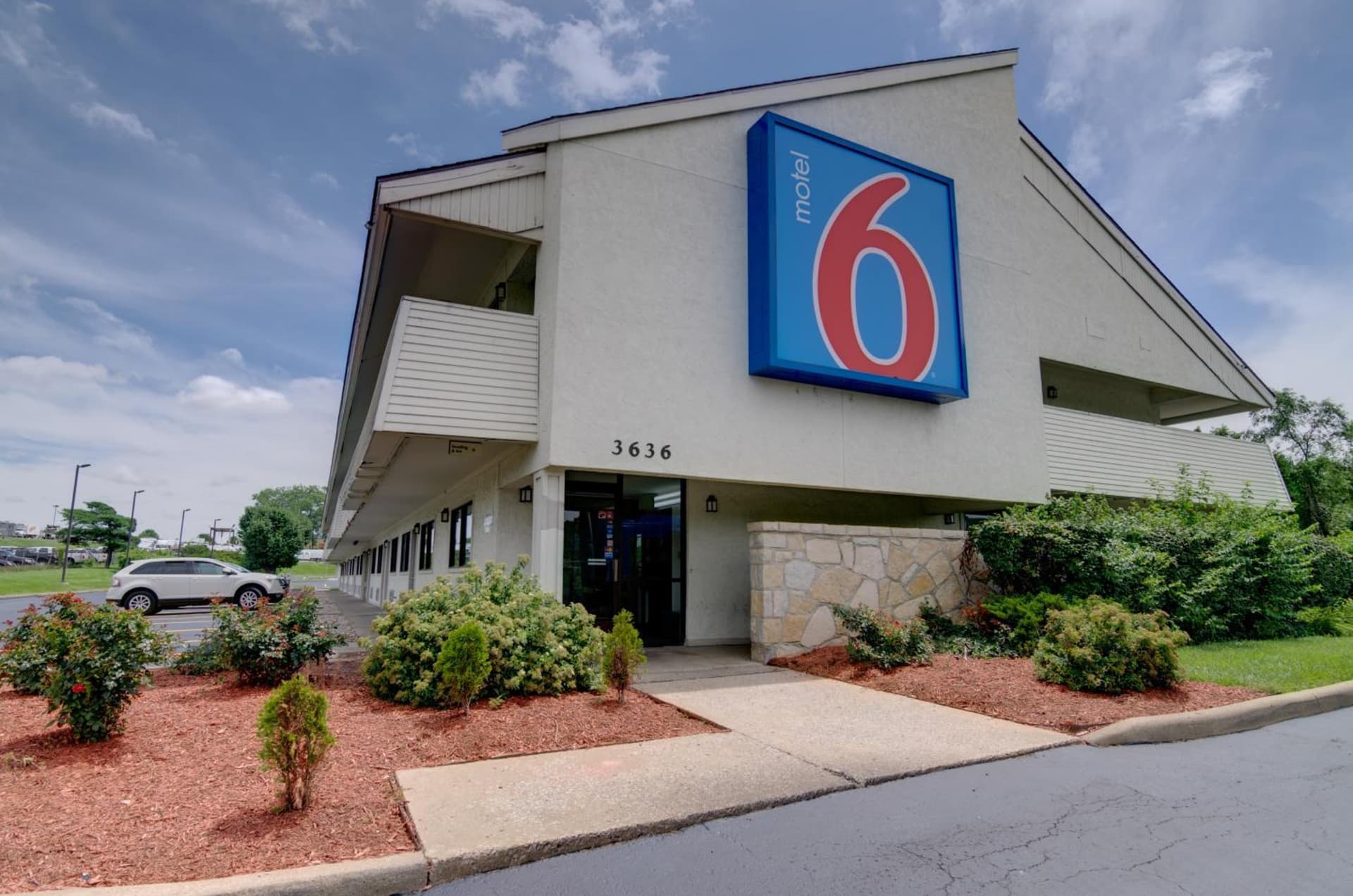 Days Inn by Wyndham Kansas City Northeast interior in Kansas City, MO — gallery photo 2