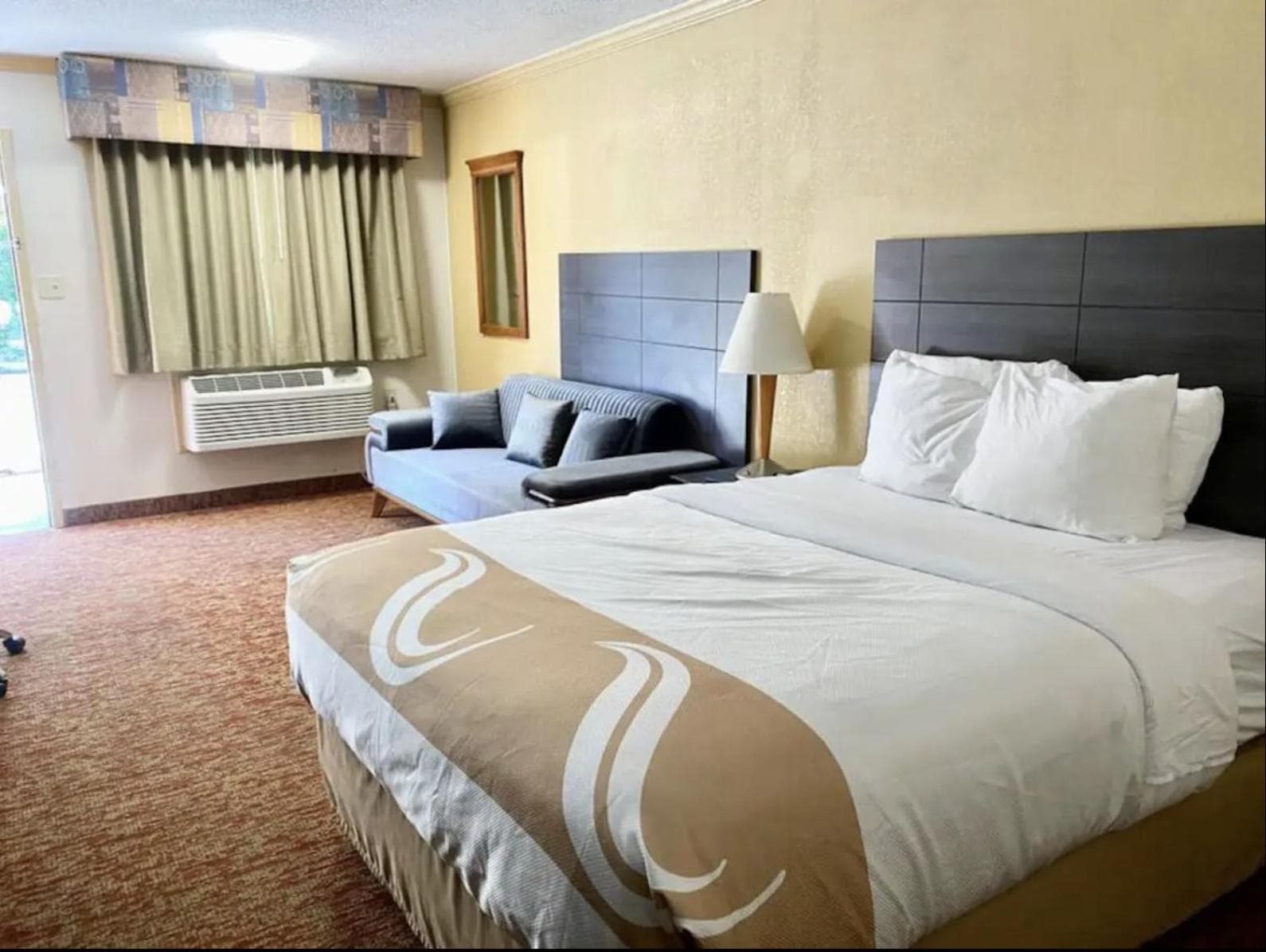 Hibiscus Inn & Suites interior in Absecon, NJ — gallery photo 2