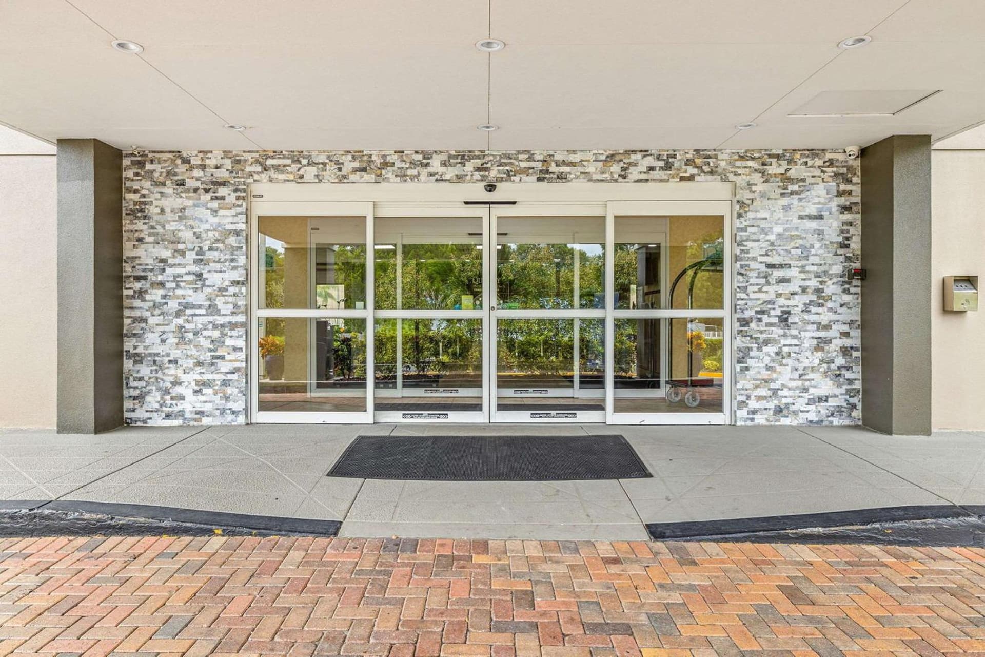 Quality Inn & Suites Tampa near Fairgrounds and Casino interior in Tampa, FL — gallery photo 2