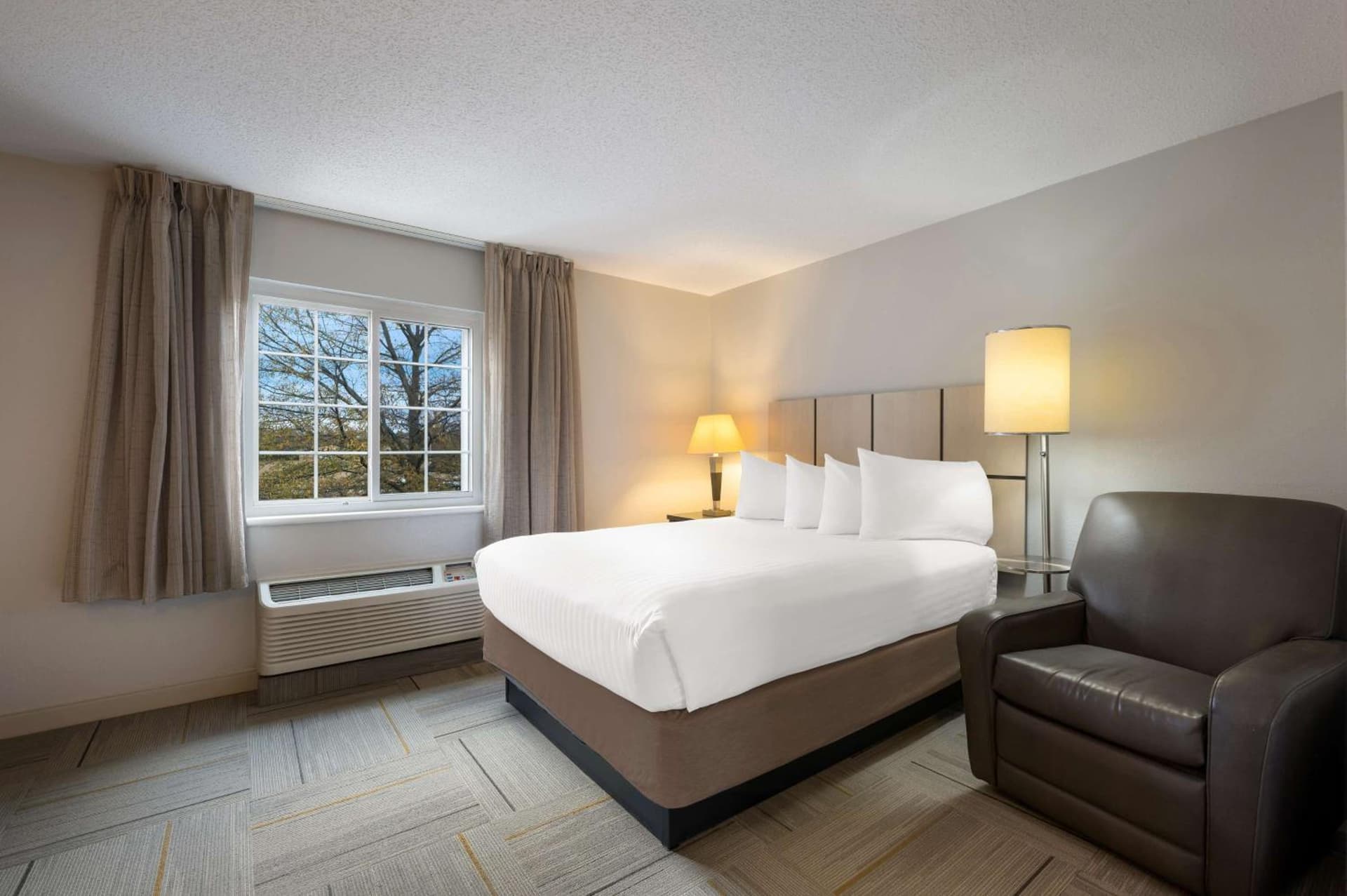 Sonesta Simply Suites Huntsville Research Park gallery photo in Huntsville, AL — image 6