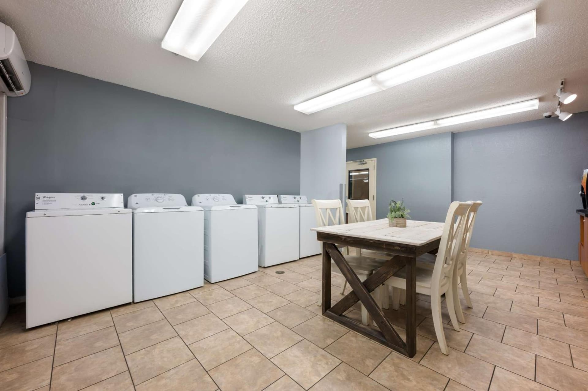Sonesta Simply Suites Huntsville Research Park gallery photo in Huntsville, AL — image 26