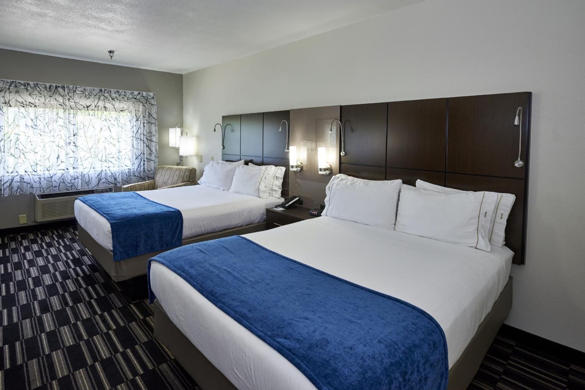 Holiday Inn Express & Suites Birmingham South - Pelham by IHG interior in Pelham, AL — gallery photo 2
