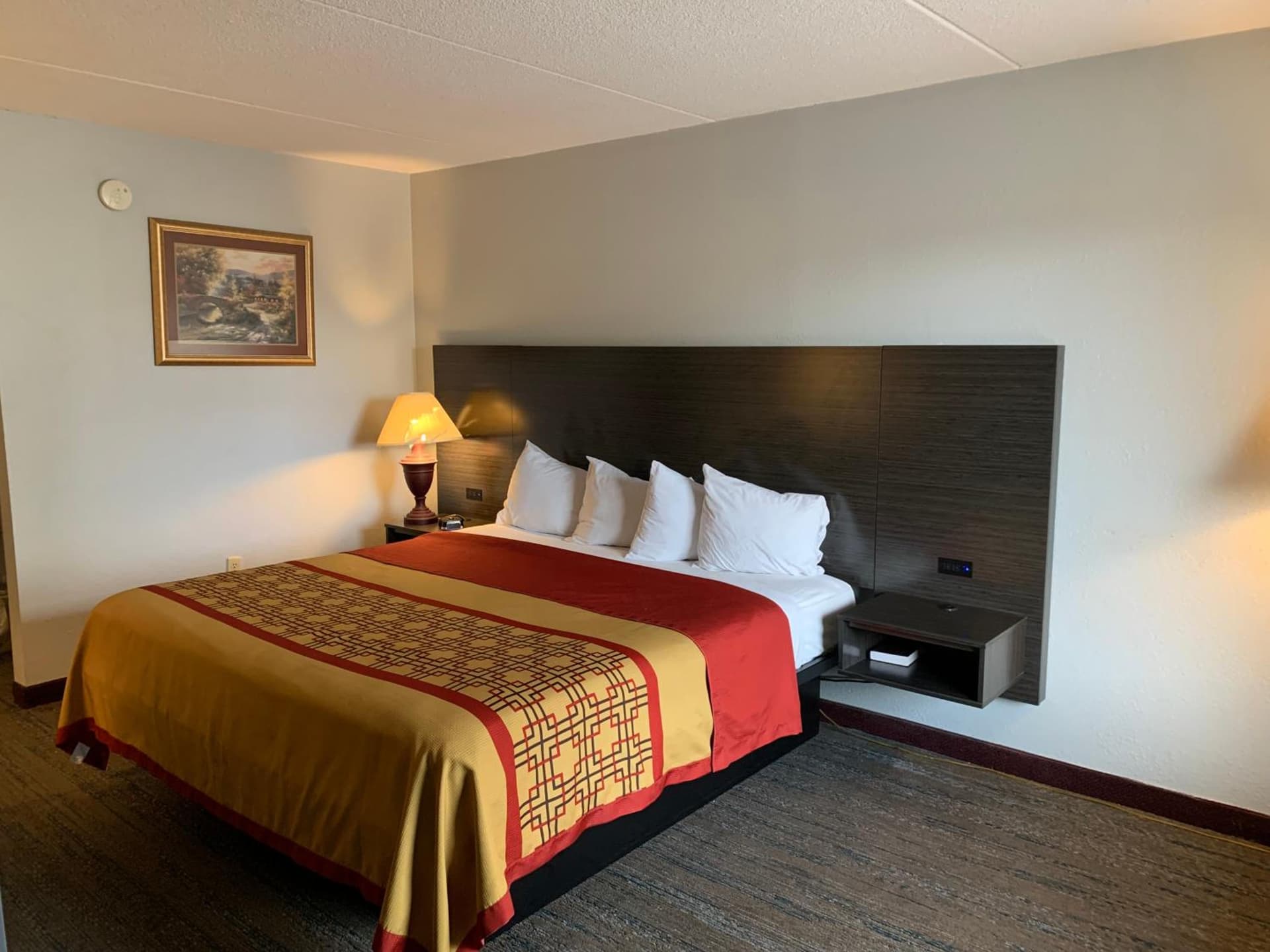 Pigeon Forge Parkway Inn interior in Pigeon Forge, TN — gallery photo 2