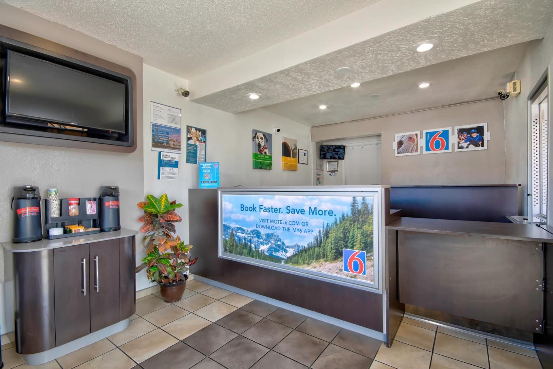 Motel 6 Santa Fe interior in Santa Fe, NM — gallery photo 2