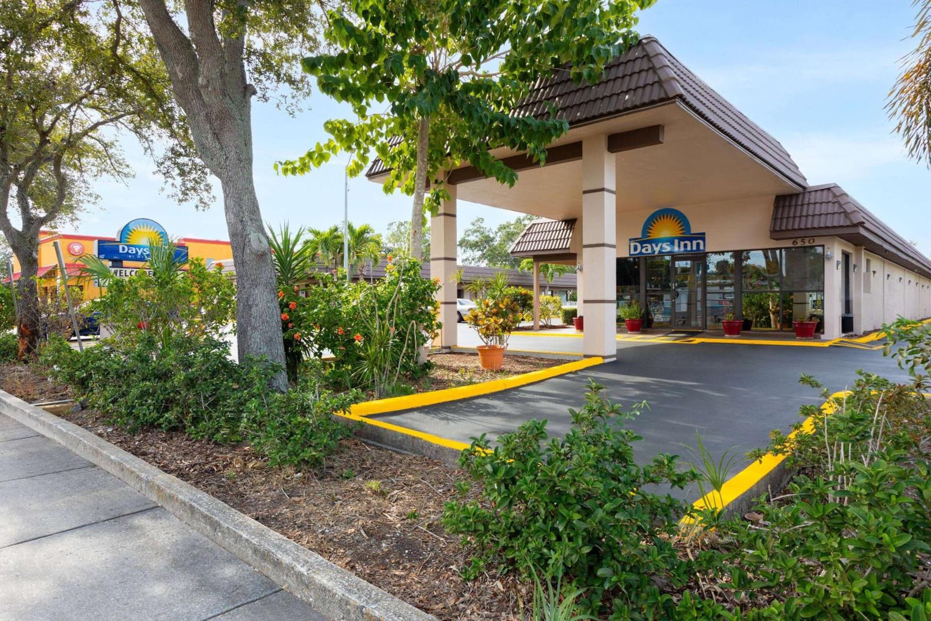 Days Inn by Wyndham St. Petersburg Central interior in St Petersburg, FL — gallery photo 2