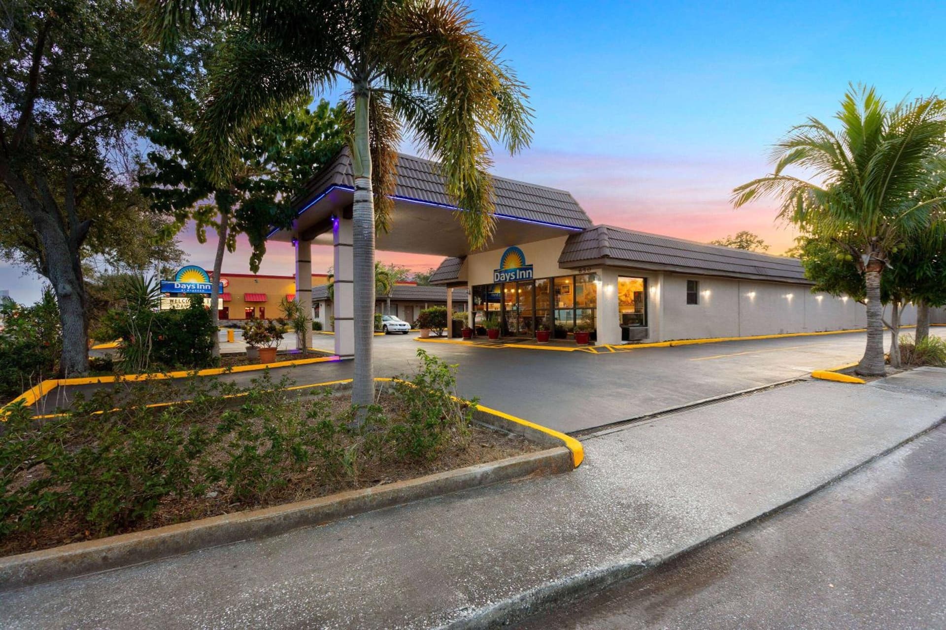 Days Inn by Wyndham St. Petersburg Central gallery photo in St Petersburg, FL — image 45