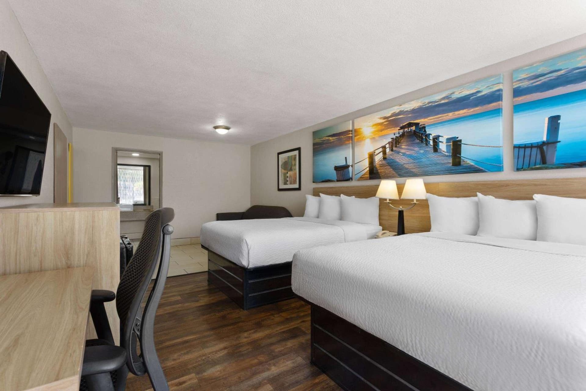 Days Inn by Wyndham St. Petersburg Central gallery photo in St Petersburg, FL — image 6