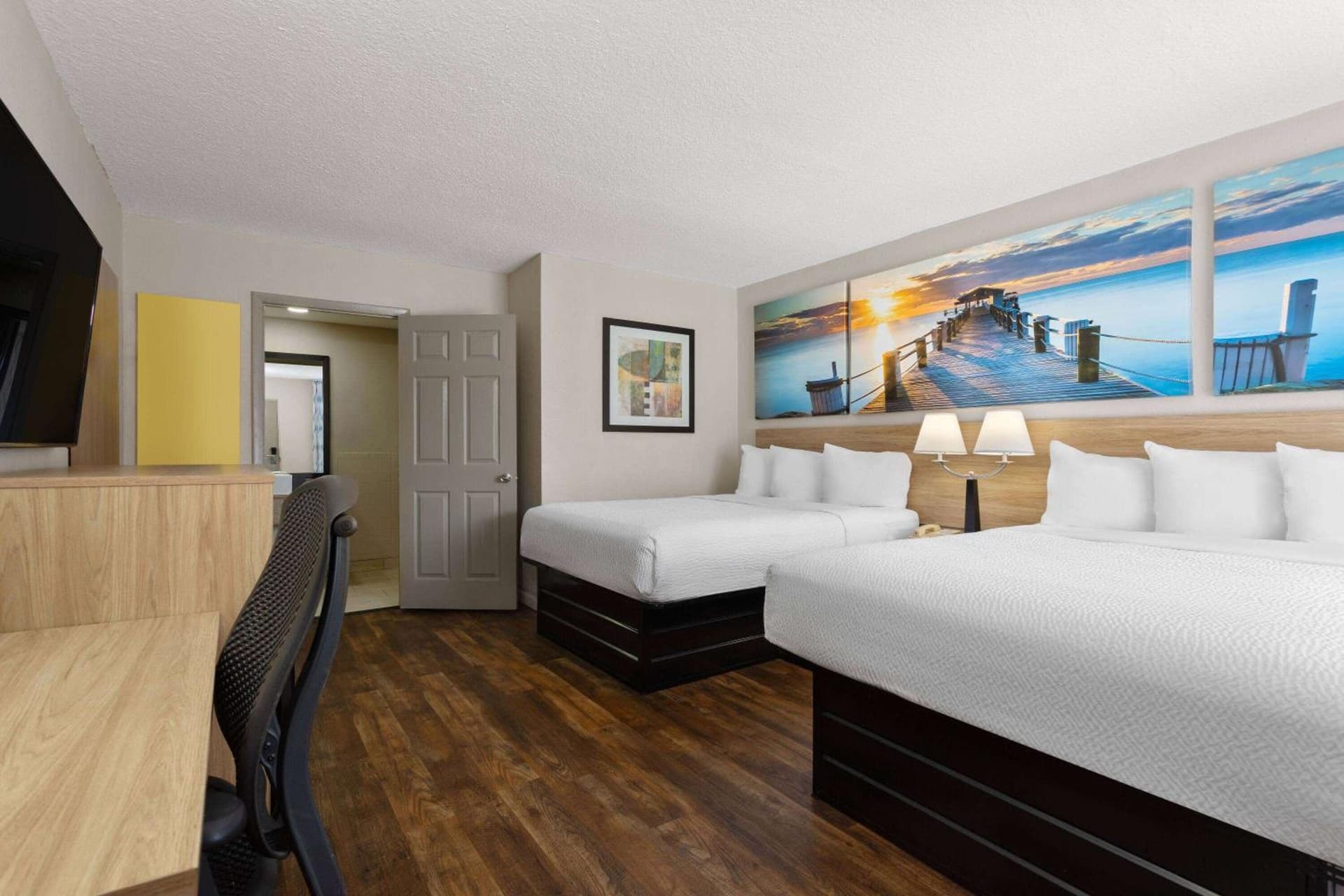 Days Inn by Wyndham St. Petersburg Central gallery photo in St Petersburg, FL — image 13