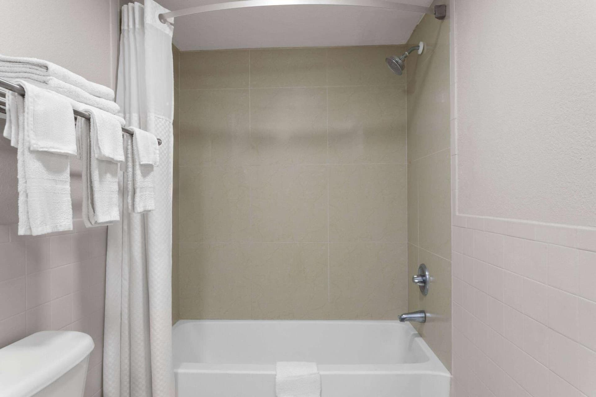 Days Inn by Wyndham St. Petersburg Central gallery photo in St Petersburg, FL — image 8