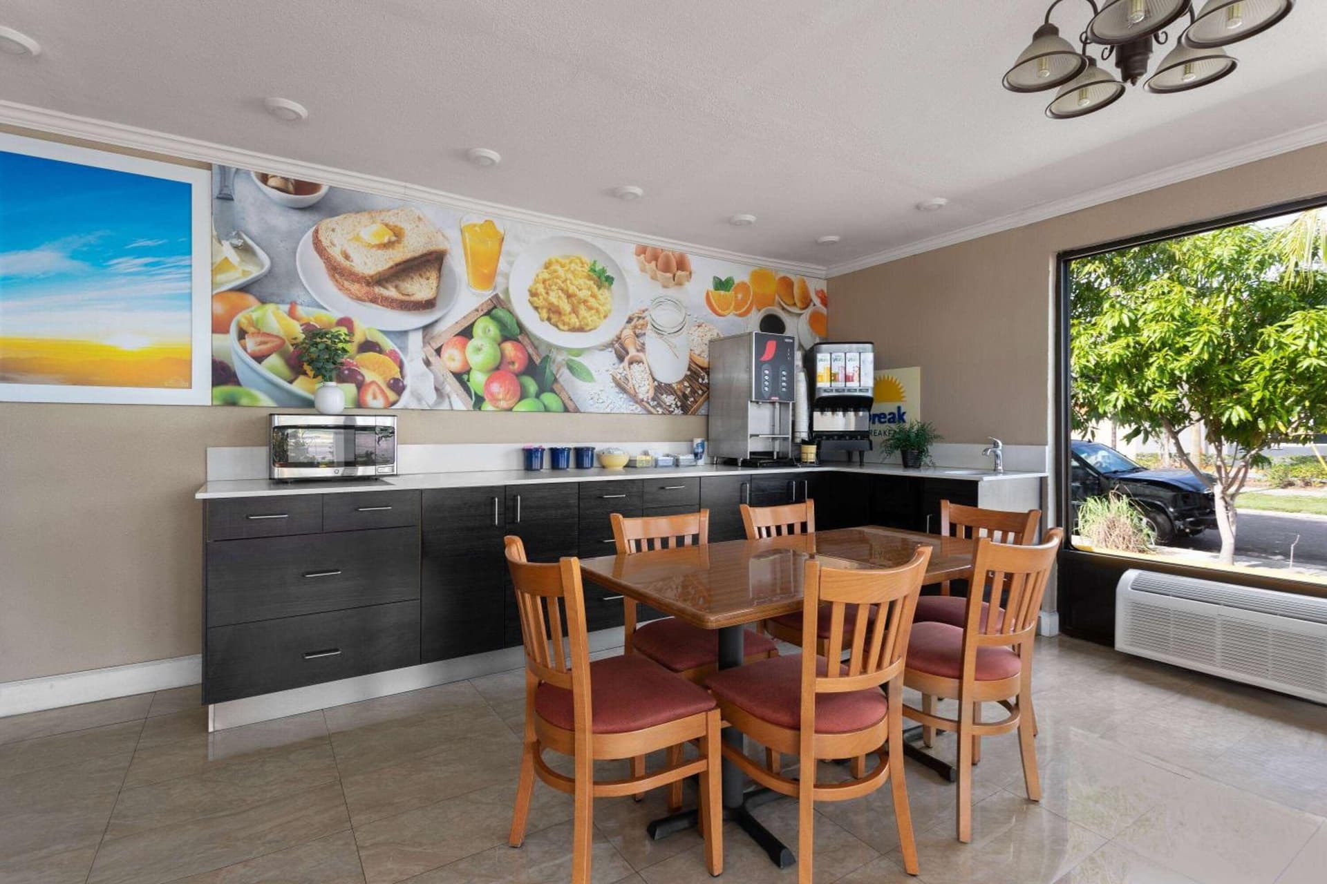 Days Inn by Wyndham St. Petersburg Central gallery photo in St Petersburg, FL — image 10