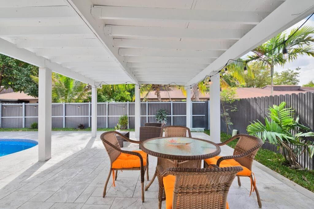 Spacious 4 bedrooms, 2 bathroom house with pool featured exterior or lobby in Miramar, FL — similar hotel
