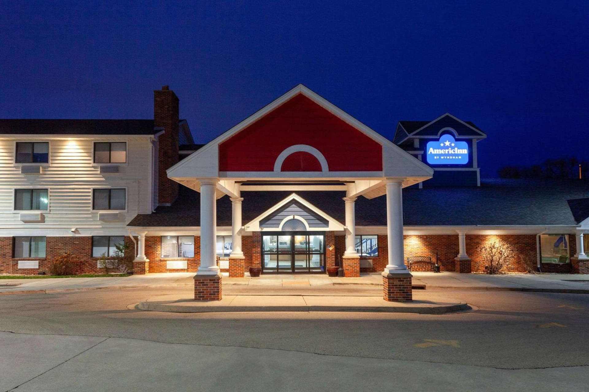 AmericInn by Wyndham Peoria interior in Peoria, IL — gallery photo 2