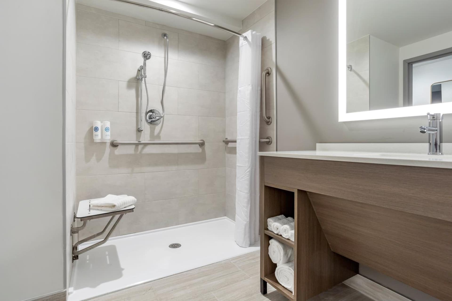 Comfort Inn & Suites Newark Liberty International Airport gallery photo in Newark, NJ — image 77