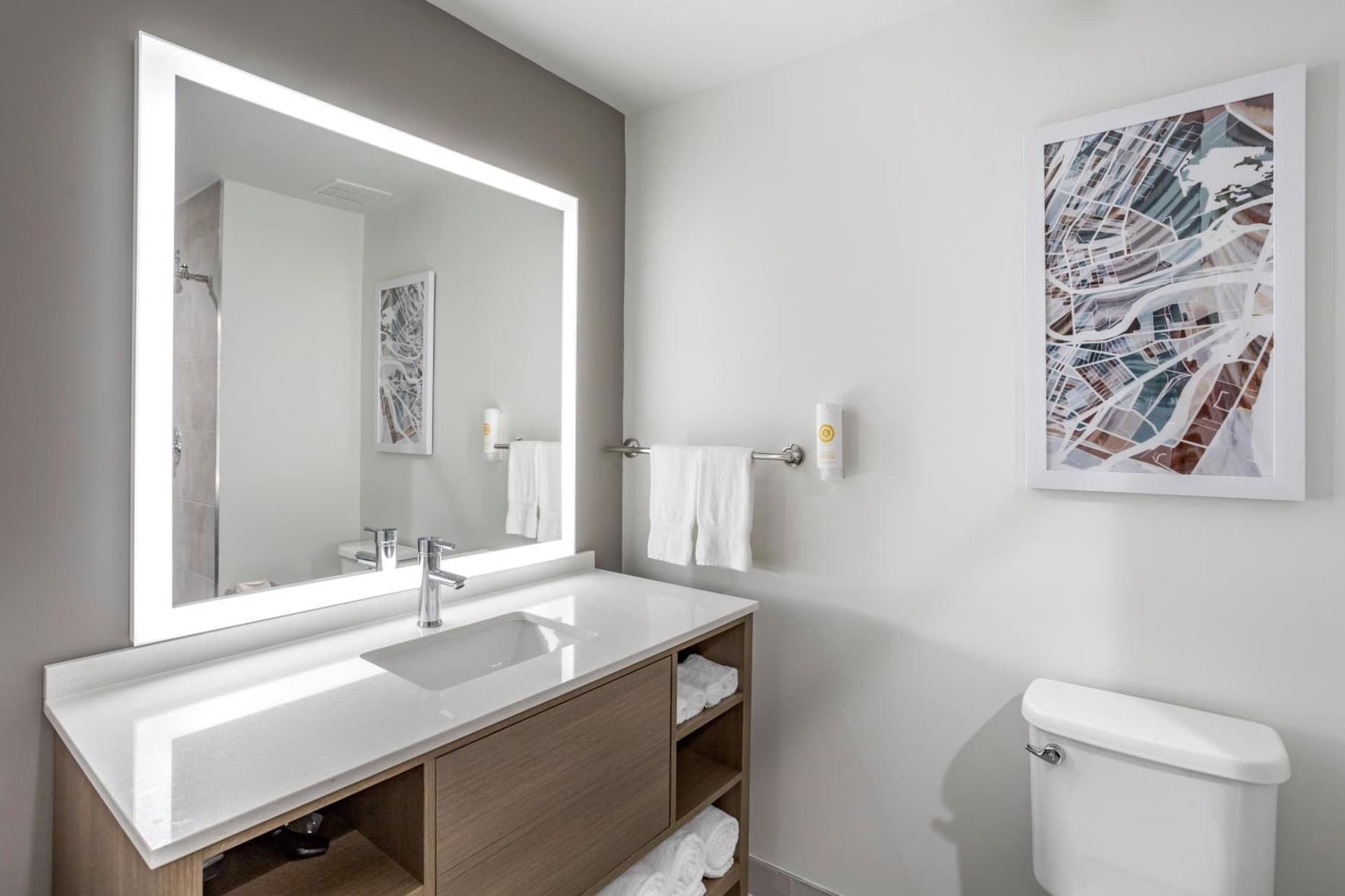 Comfort Inn & Suites Newark Liberty International Airport gallery photo in Newark, NJ — image 32