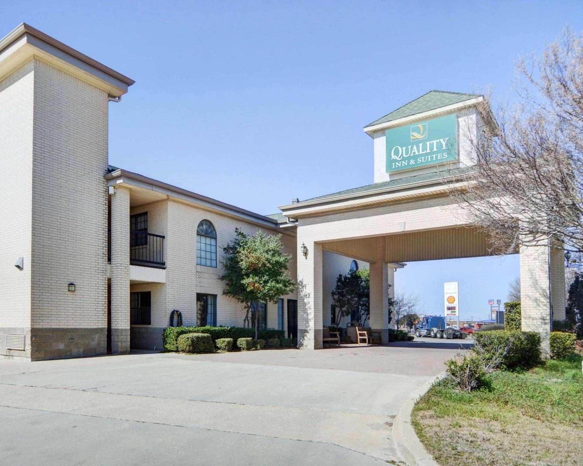 Quality Inn & Suites Weatherford interior in Weatherford, TX — gallery photo 2