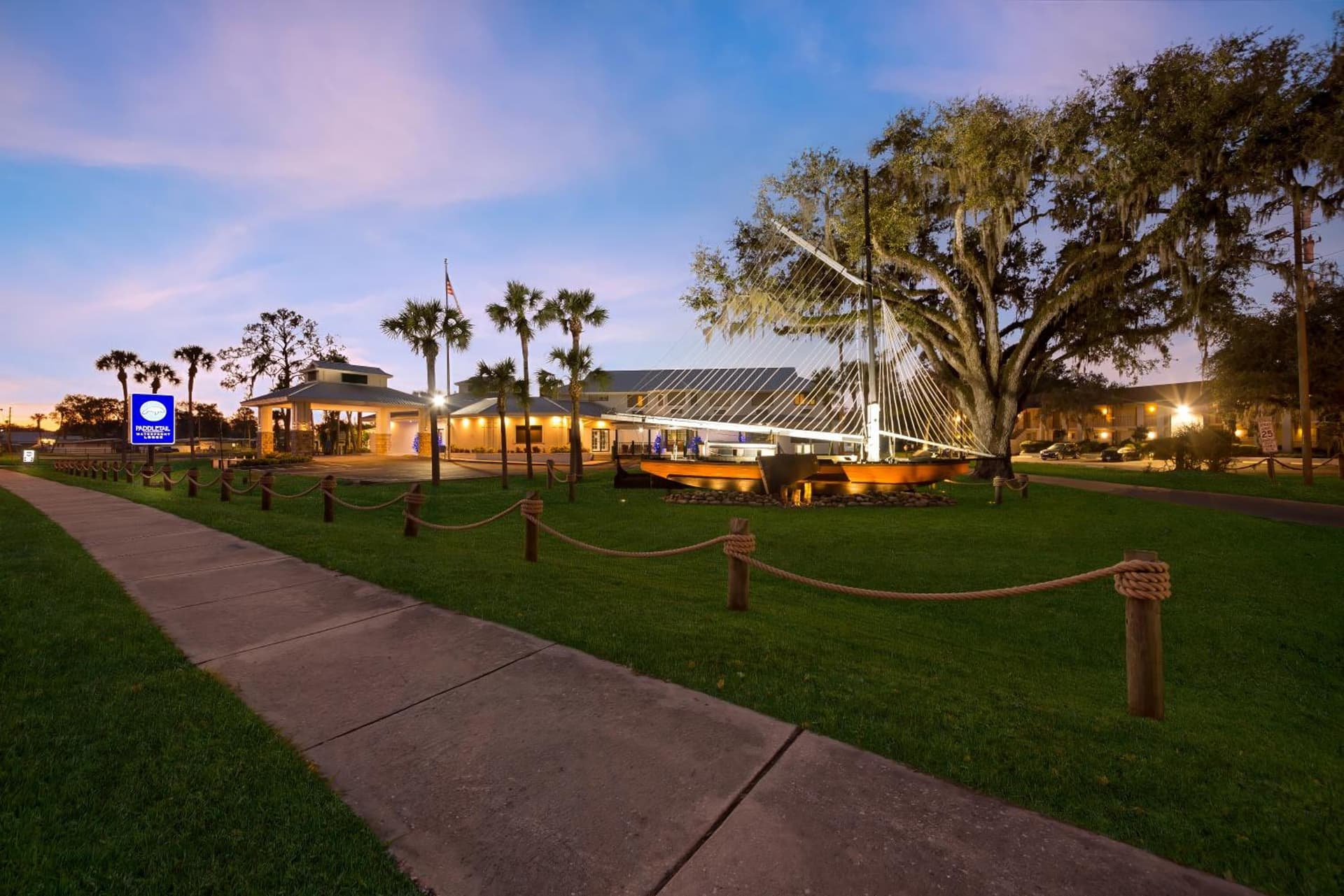 PaddleTail Waterfront Lodge, Trademark Collection by Wyndham interior in Crystal River, FL — gallery photo 2