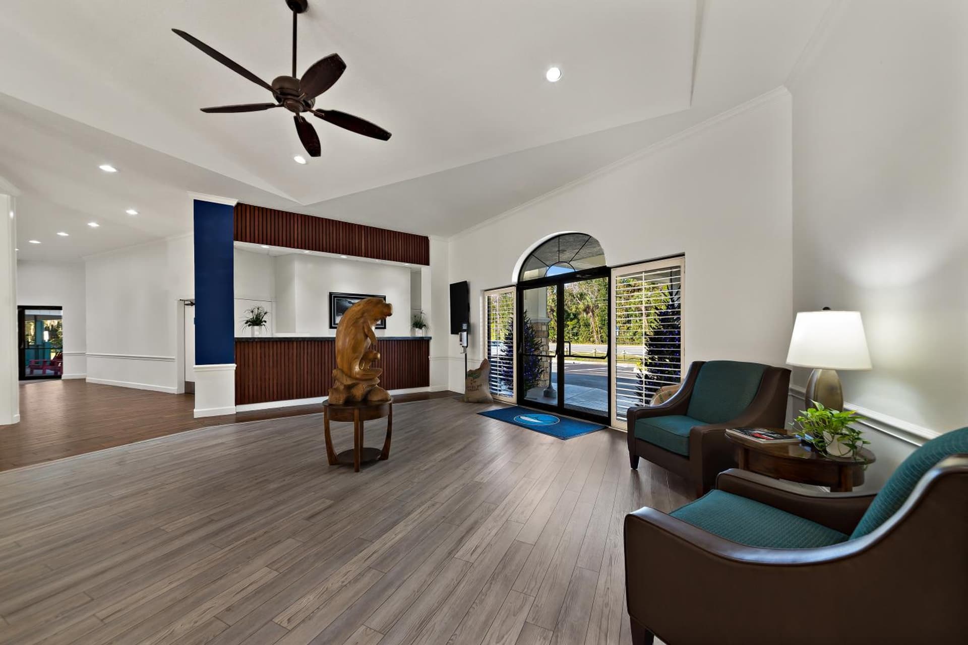 PaddleTail Waterfront Lodge, Trademark Collection by Wyndham interior in Crystal River, FL — gallery photo 2