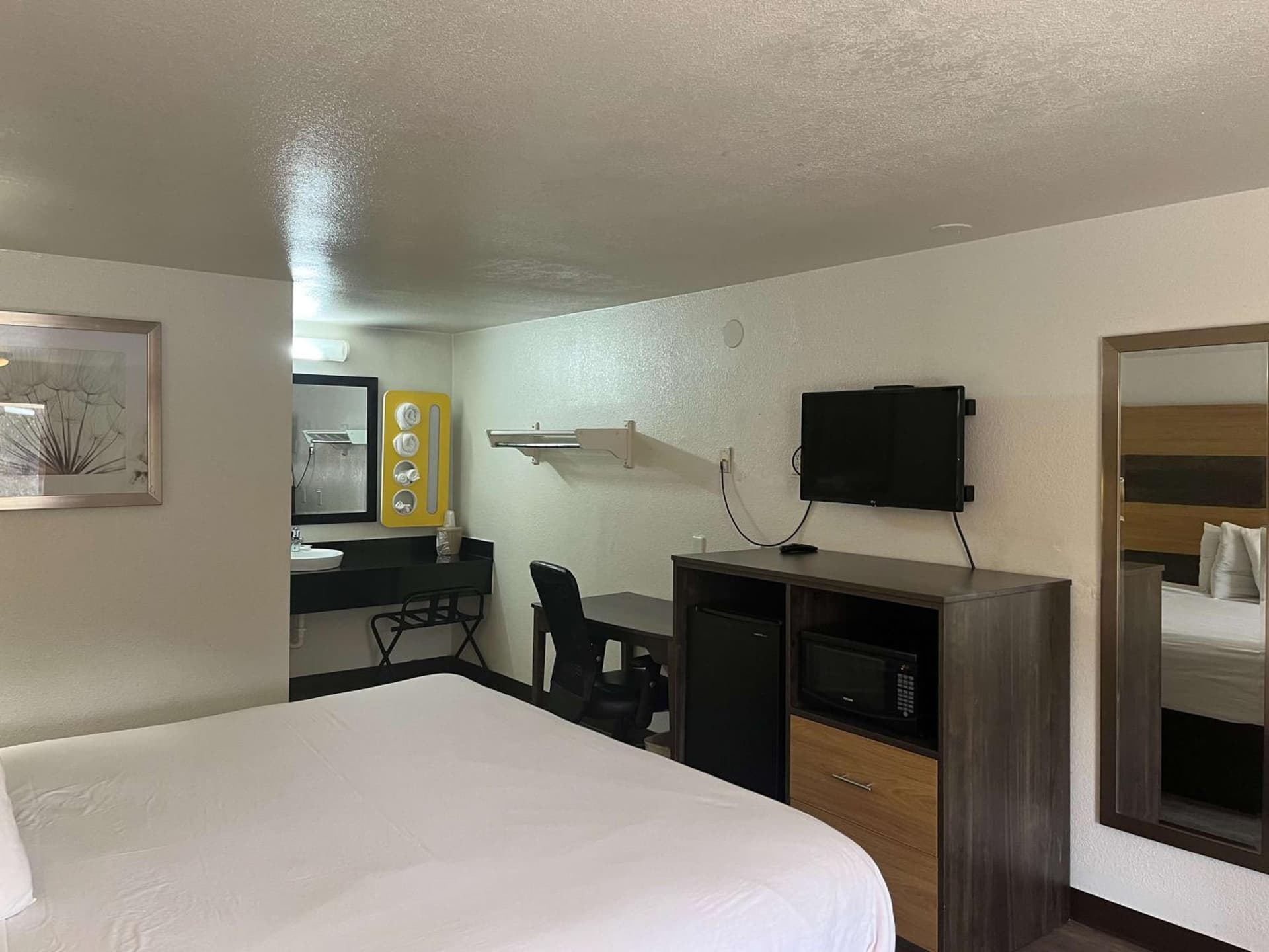 Motel 6 Cross Lanes, WV Goff Mountain Rd interior in Cross Lanes, WV — gallery photo 2