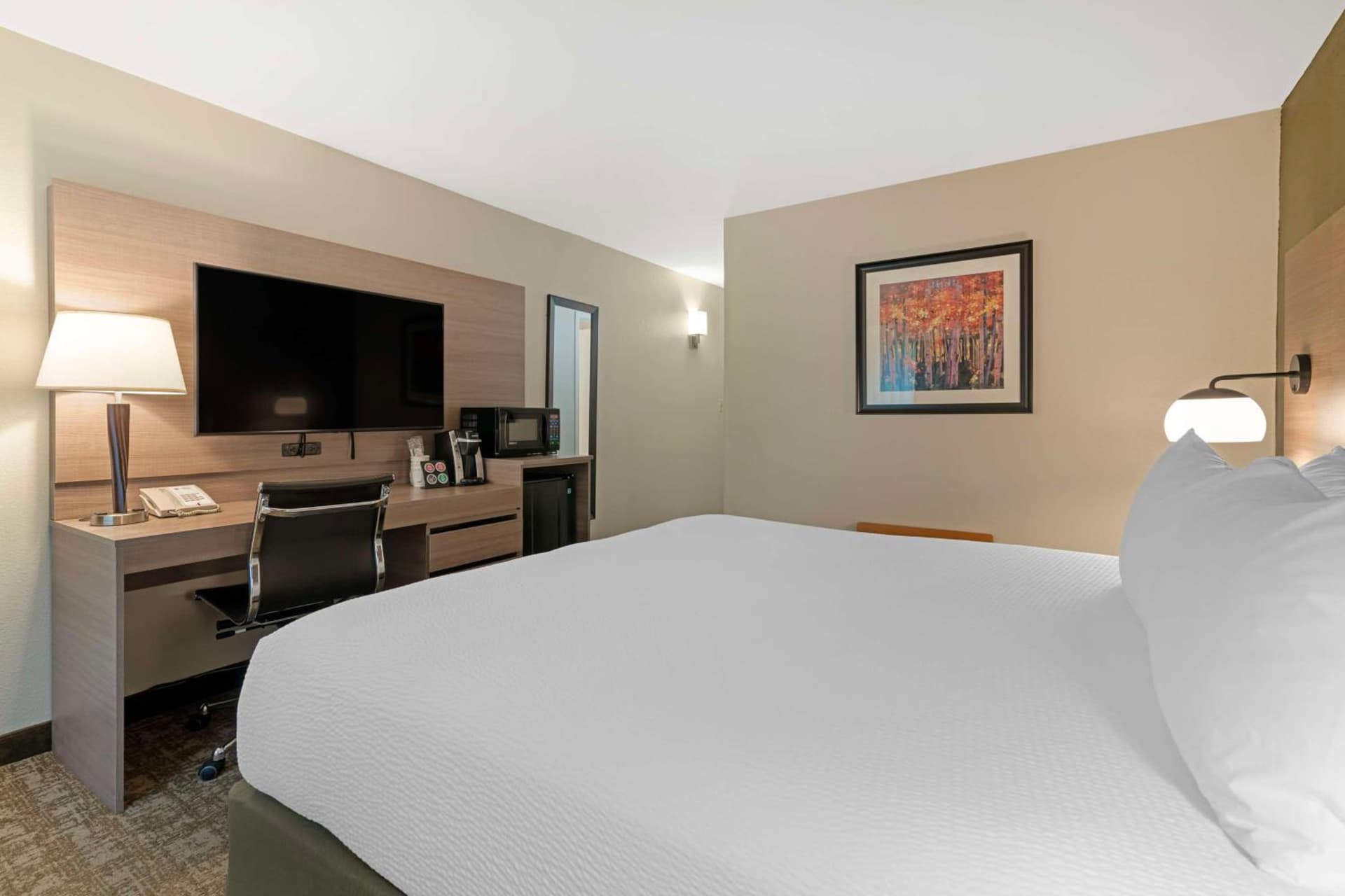 Best Western Plus Windjammer Inn & Conference Center interior in Burlington, VT — gallery photo 2