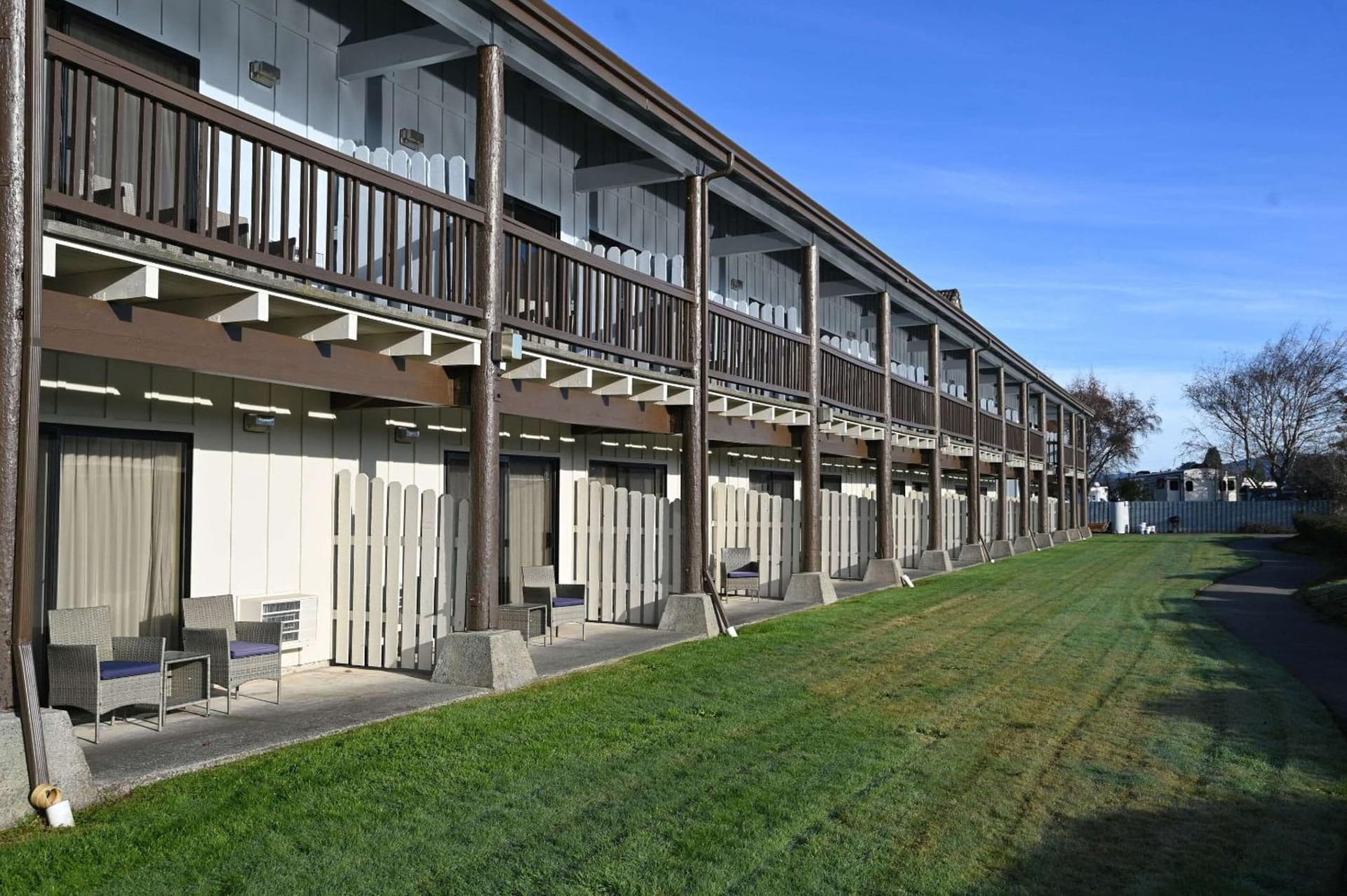 Edgewater Inn and Suites, an Ascend Collection Hotel property views in Coos Bay, OR — gallery photo 3
