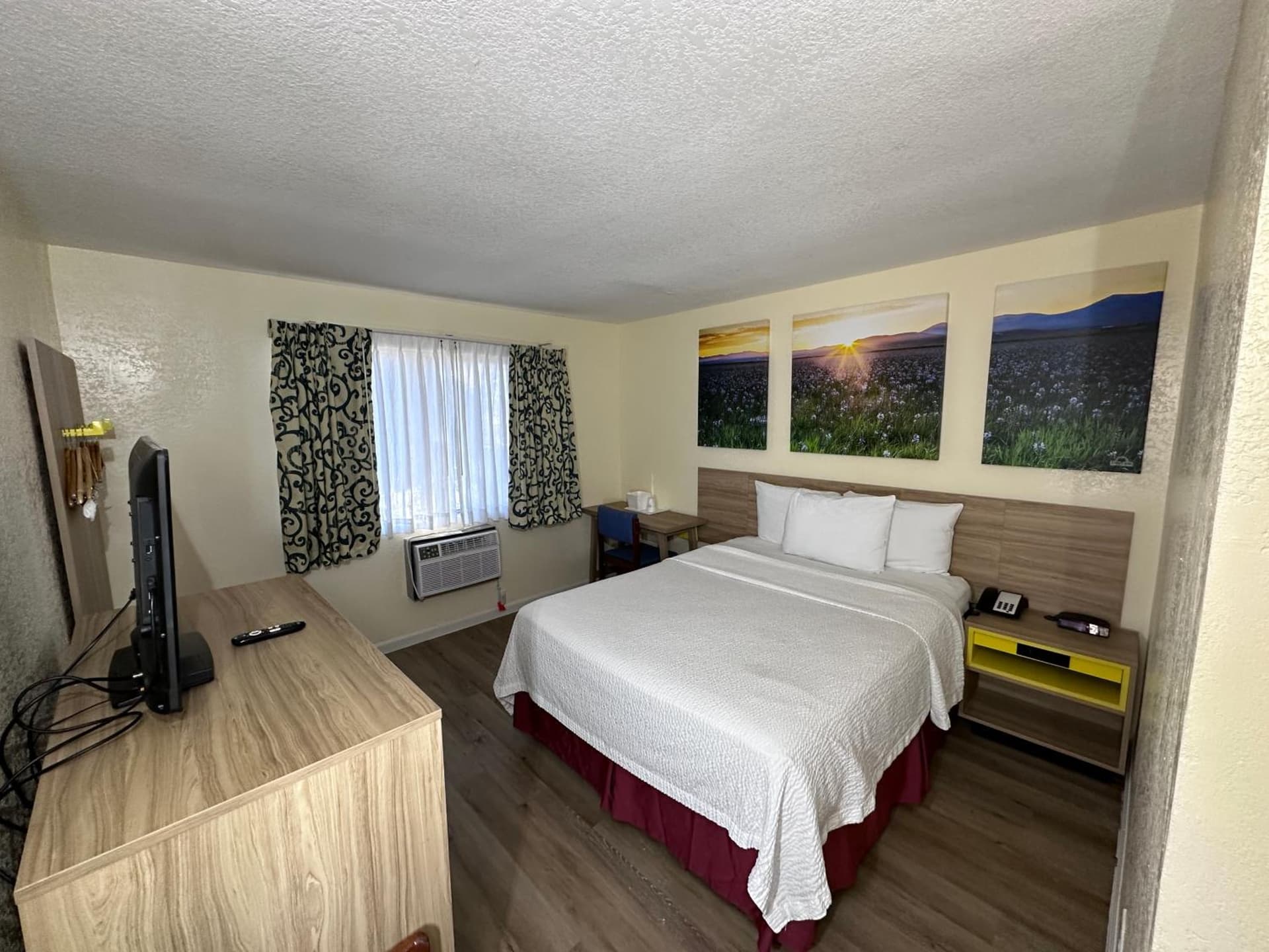Days Inn by Wyndham San Marcos interior in San Marcos, CA — gallery photo 2