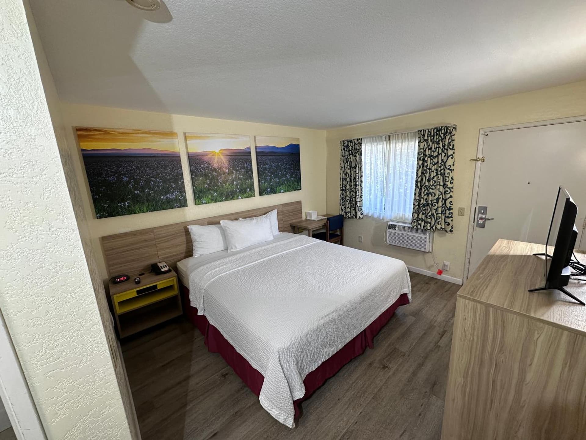 Days Inn by Wyndham San Marcos gallery photo in San Marcos, CA — image 4