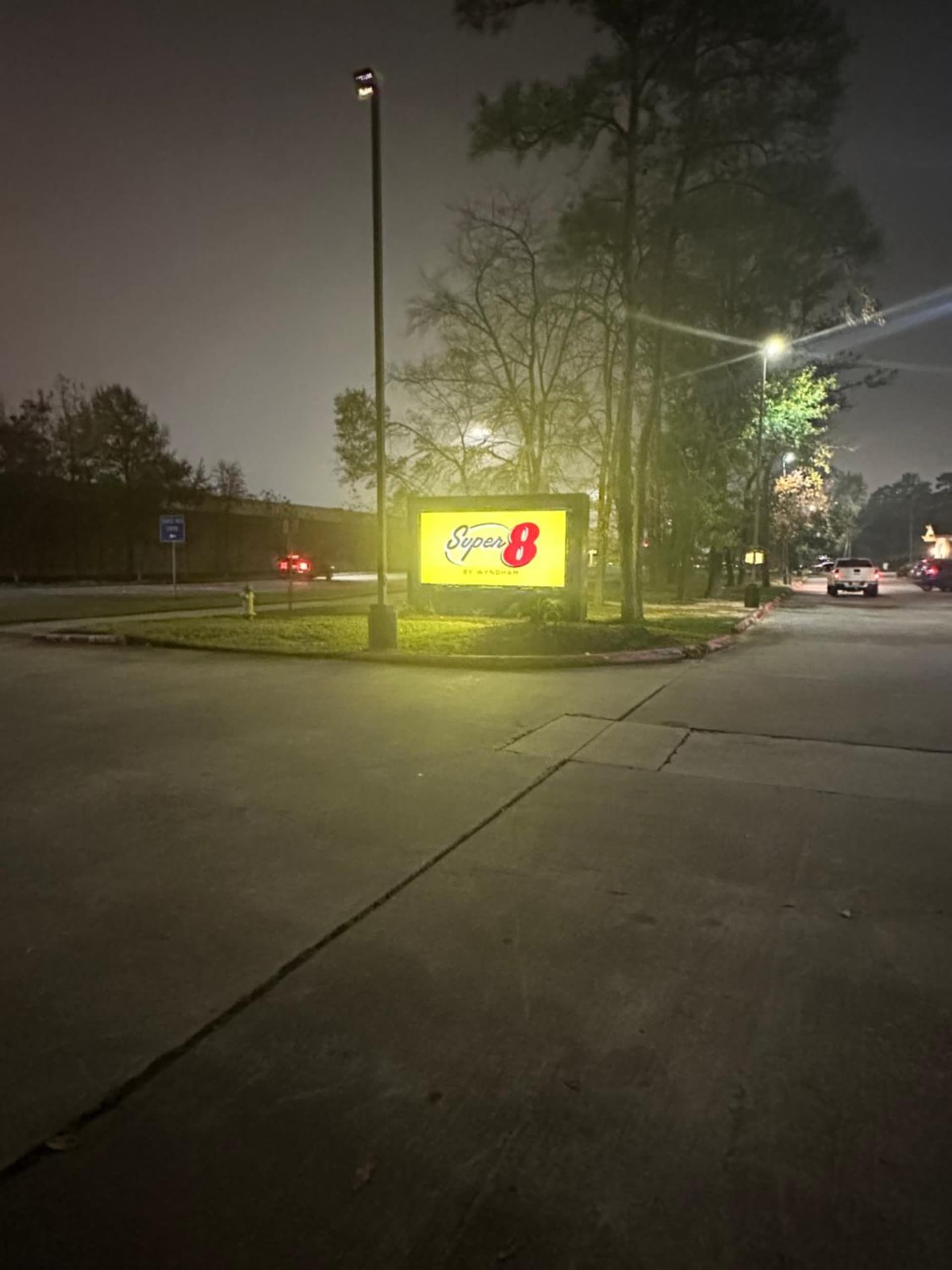 Super 8 by Wyndham The Woodlands North gallery photo in The Woodlands, TX — image 21