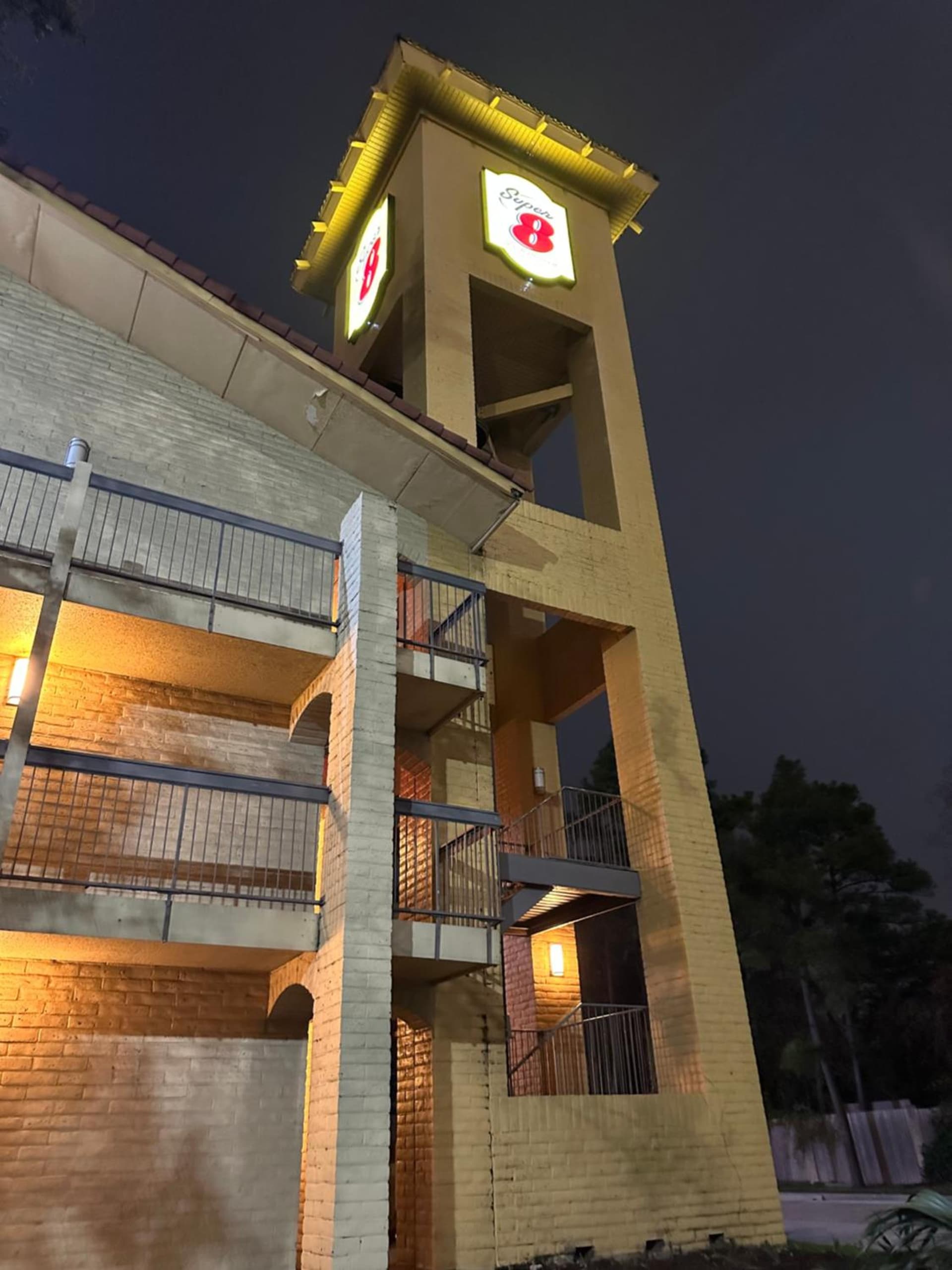 Super 8 by Wyndham The Woodlands North gallery photo in The Woodlands, TX — image 28