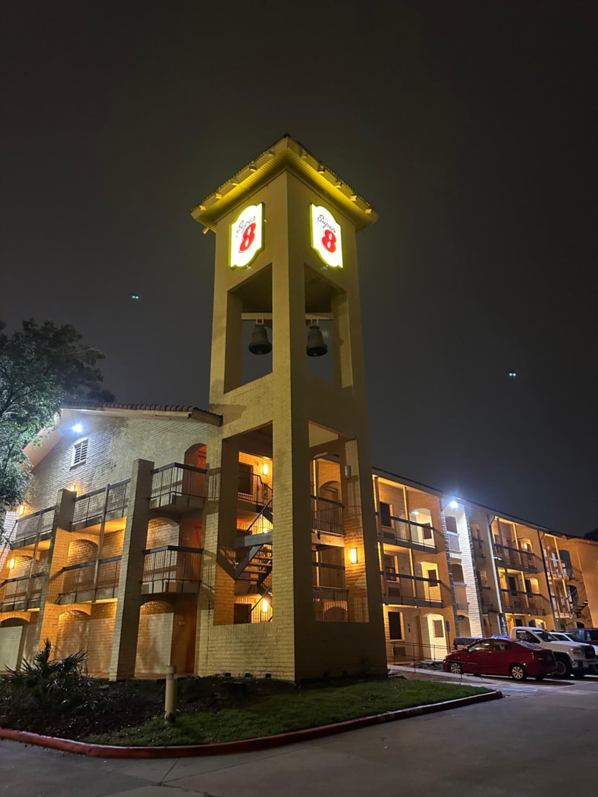 Super 8 by Wyndham The Woodlands North gallery photo in The Woodlands, TX — image 6