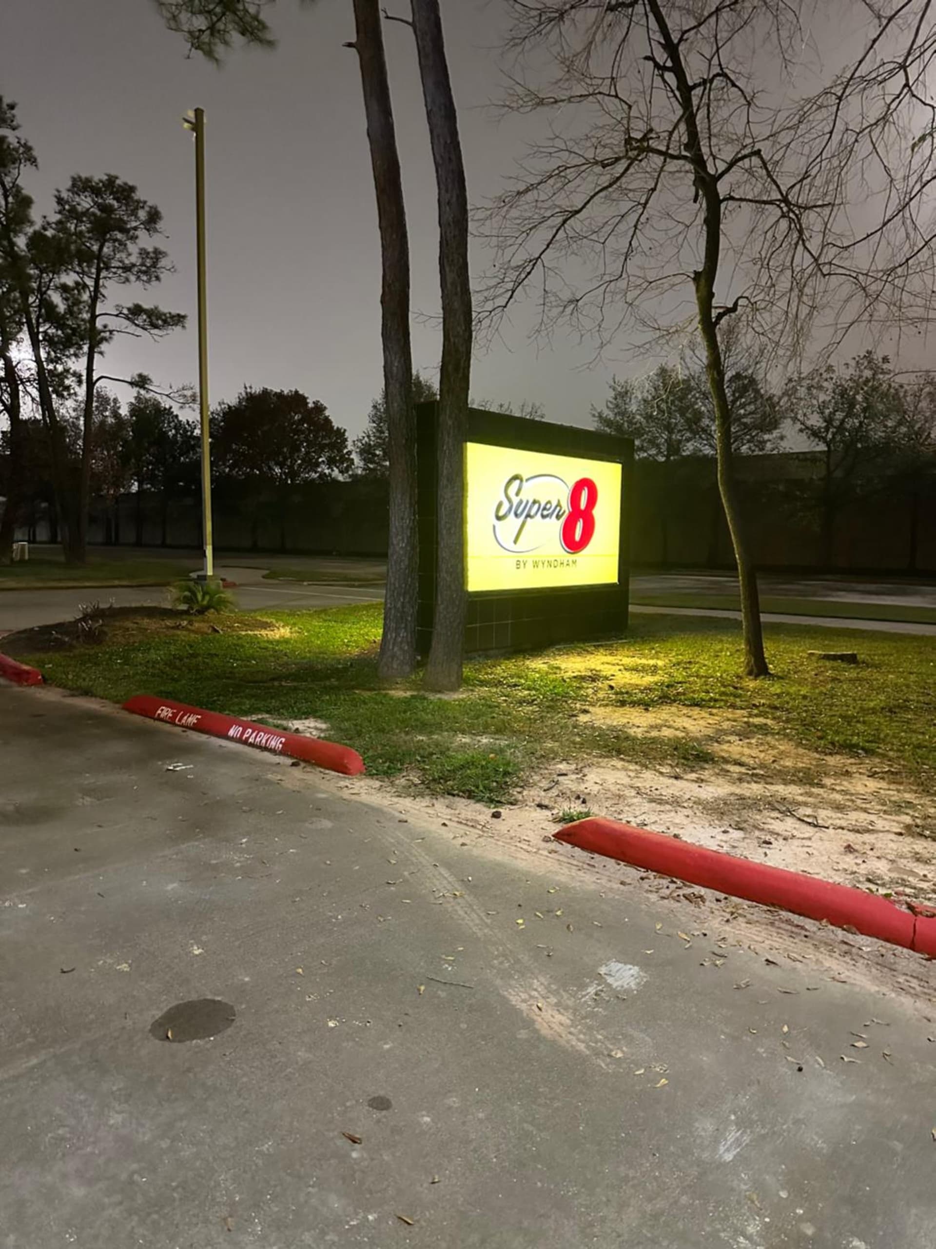 Super 8 by Wyndham The Woodlands North gallery photo in The Woodlands, TX — image 16
