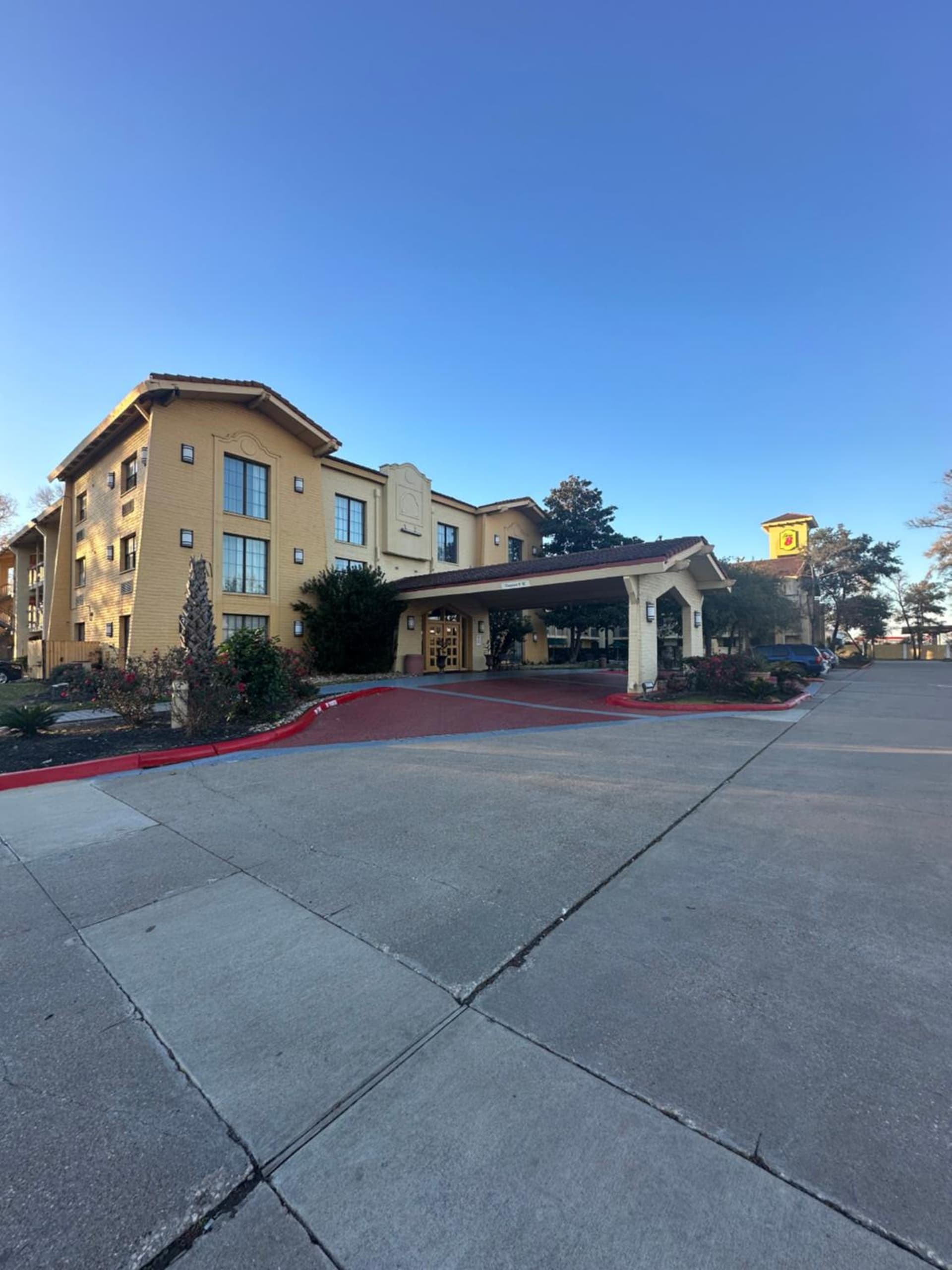 Super 8 by Wyndham The Woodlands North gallery photo in The Woodlands, TX — image 22