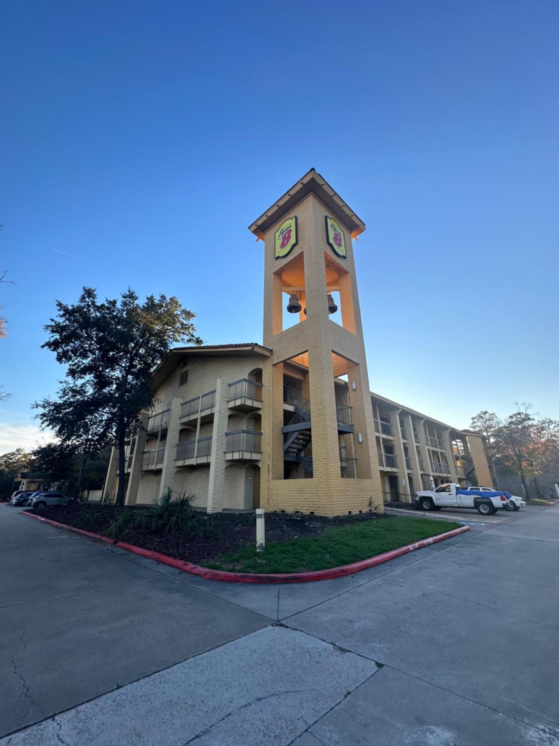 Super 8 by Wyndham The Woodlands North gallery photo in The Woodlands, TX — image 7