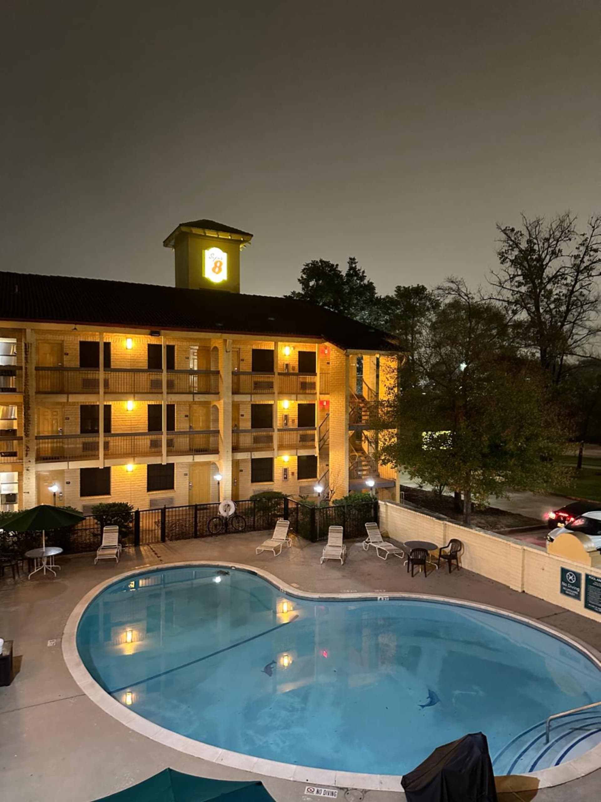 Super 8 by Wyndham The Woodlands North gallery photo in The Woodlands, TX — image 18