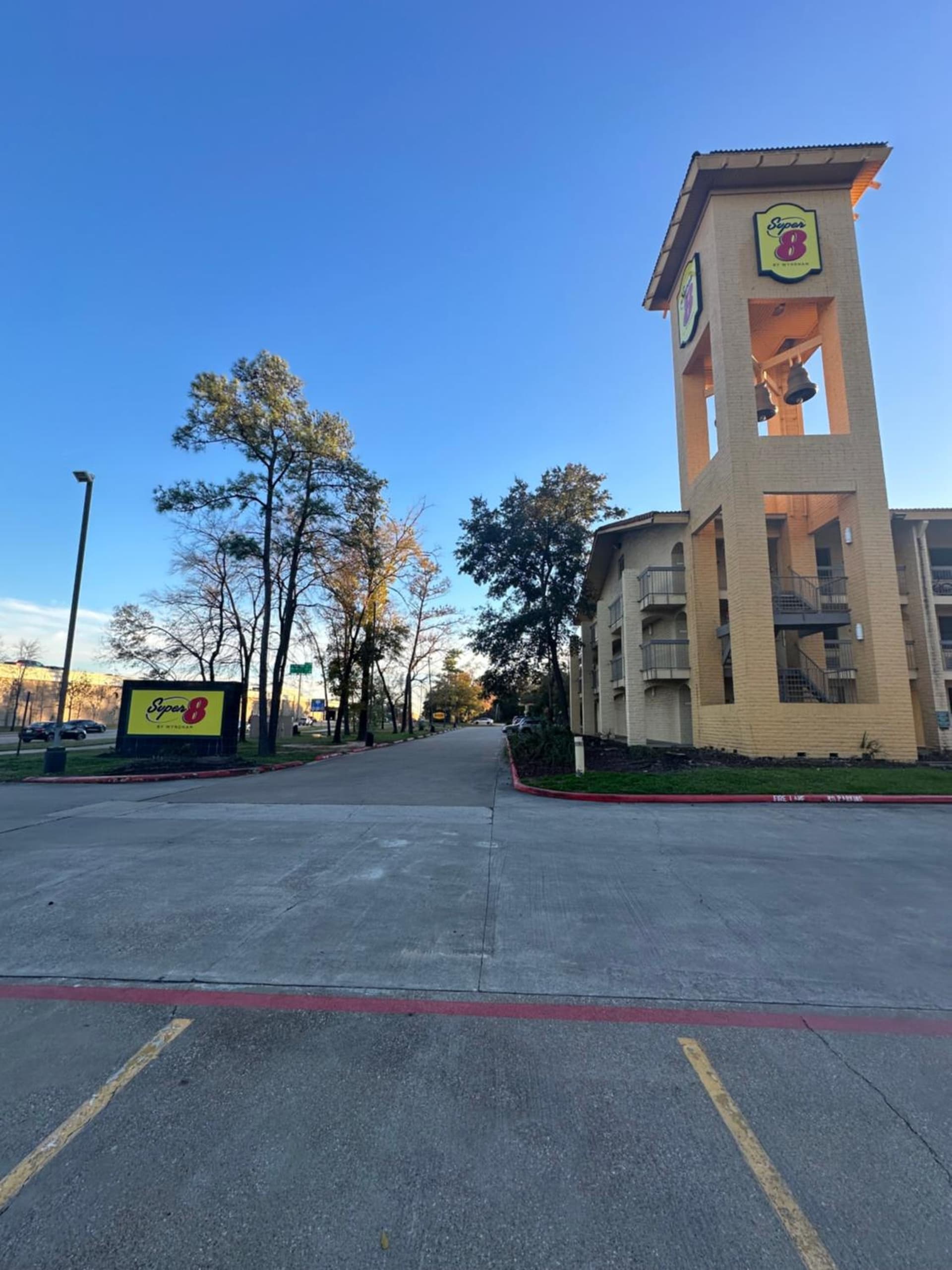 Super 8 by Wyndham The Woodlands North gallery photo in The Woodlands, TX — image 10